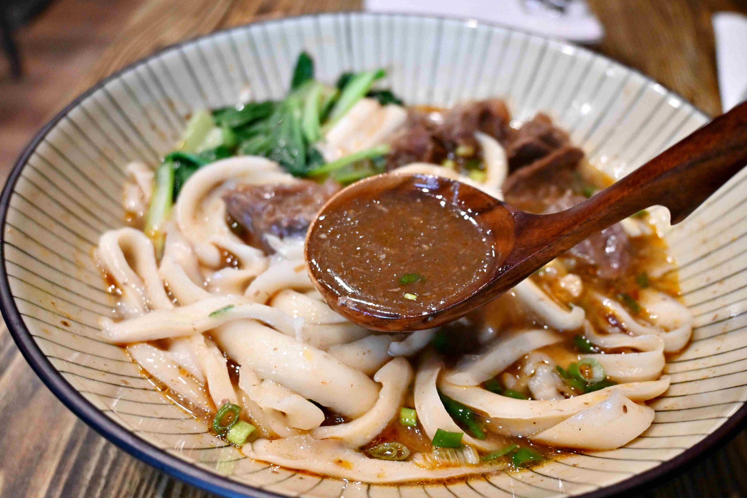 【新莊美食推薦】老故事牛肉麵｜爆紅現削刀削麵、湯頭濃郁不死鹹(菜單) @厚片嘴角帶便當