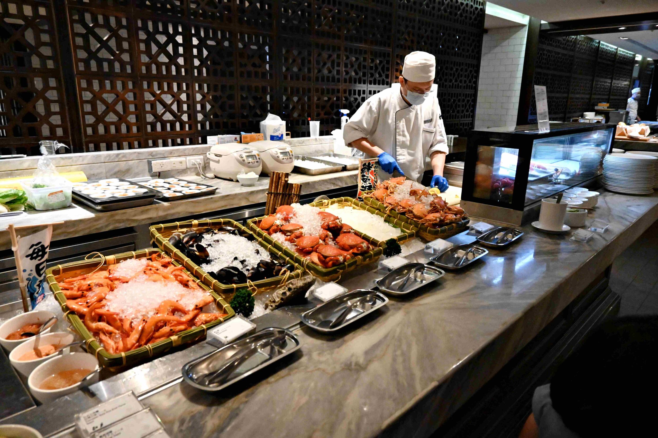 【南京復興站美食】Brilliant 鉑麗安自助餐廳｜F1牛肉、海鮮、甜點一次滿足 @厚片嘴角帶便當