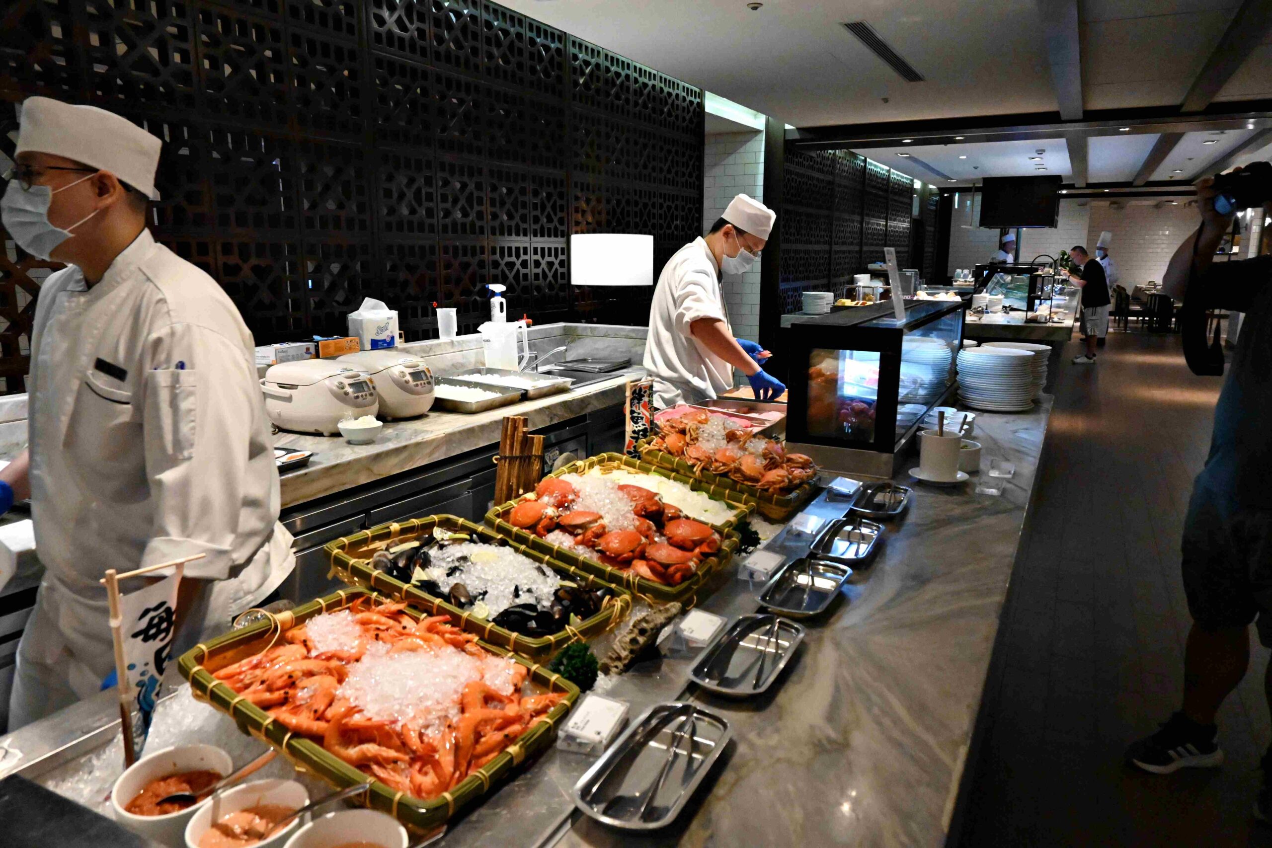 【南京復興站美食】Brilliant 鉑麗安自助餐廳｜F1牛肉、海鮮、甜點一次滿足 @厚片嘴角帶便當