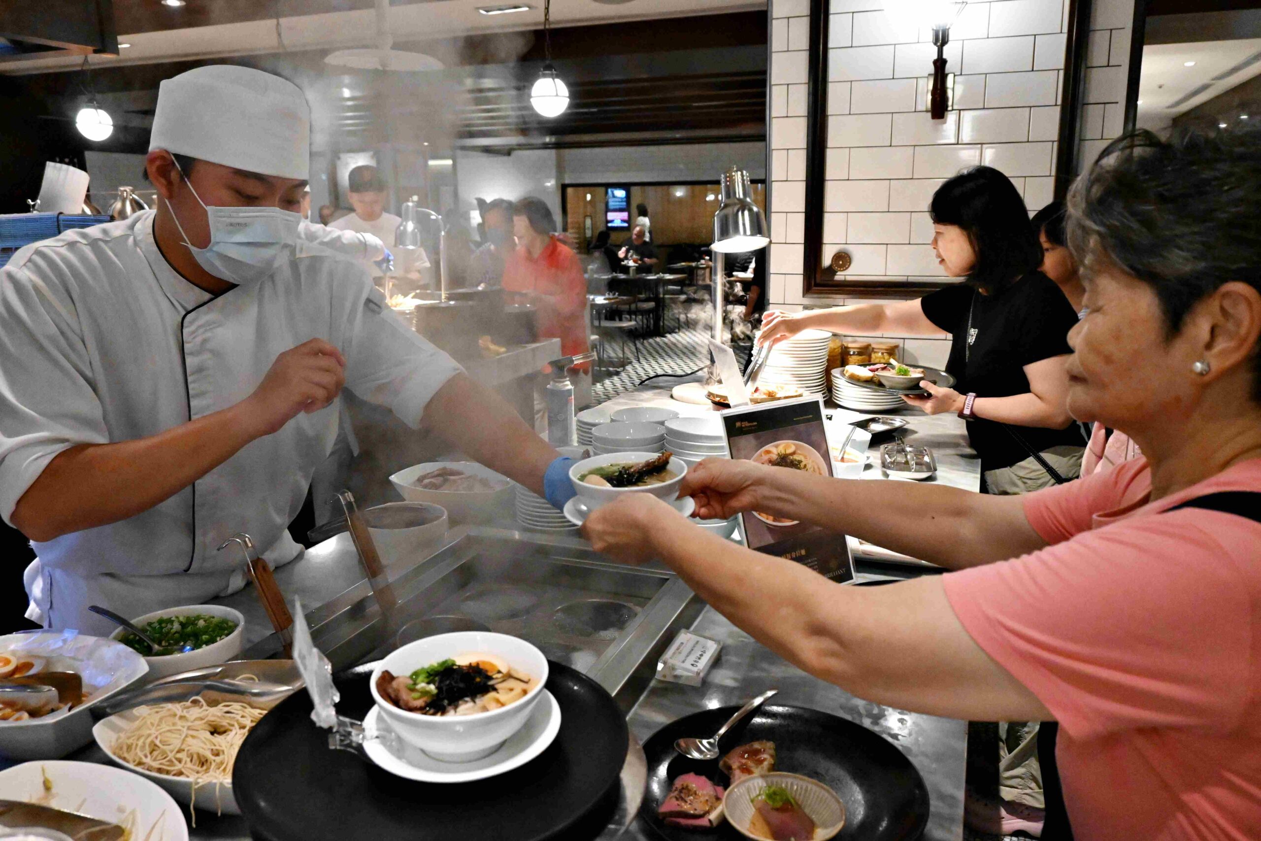 【南京復興站美食】Brilliant 鉑麗安自助餐廳｜F1牛肉、海鮮、甜點一次滿足 @厚片嘴角帶便當