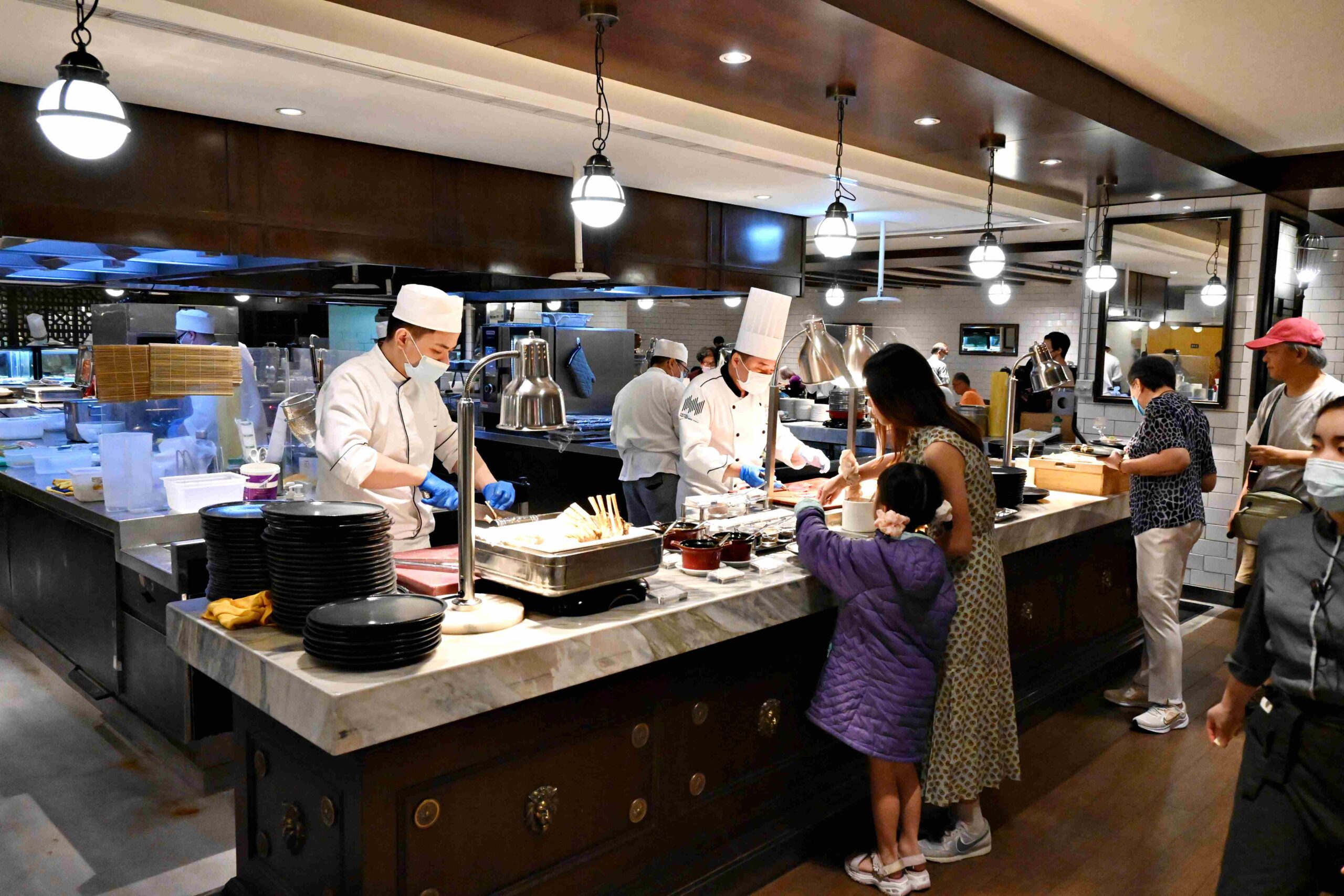 【南京復興站美食】Brilliant 鉑麗安自助餐廳｜F1牛肉、海鮮、甜點一次滿足 @厚片嘴角帶便當
