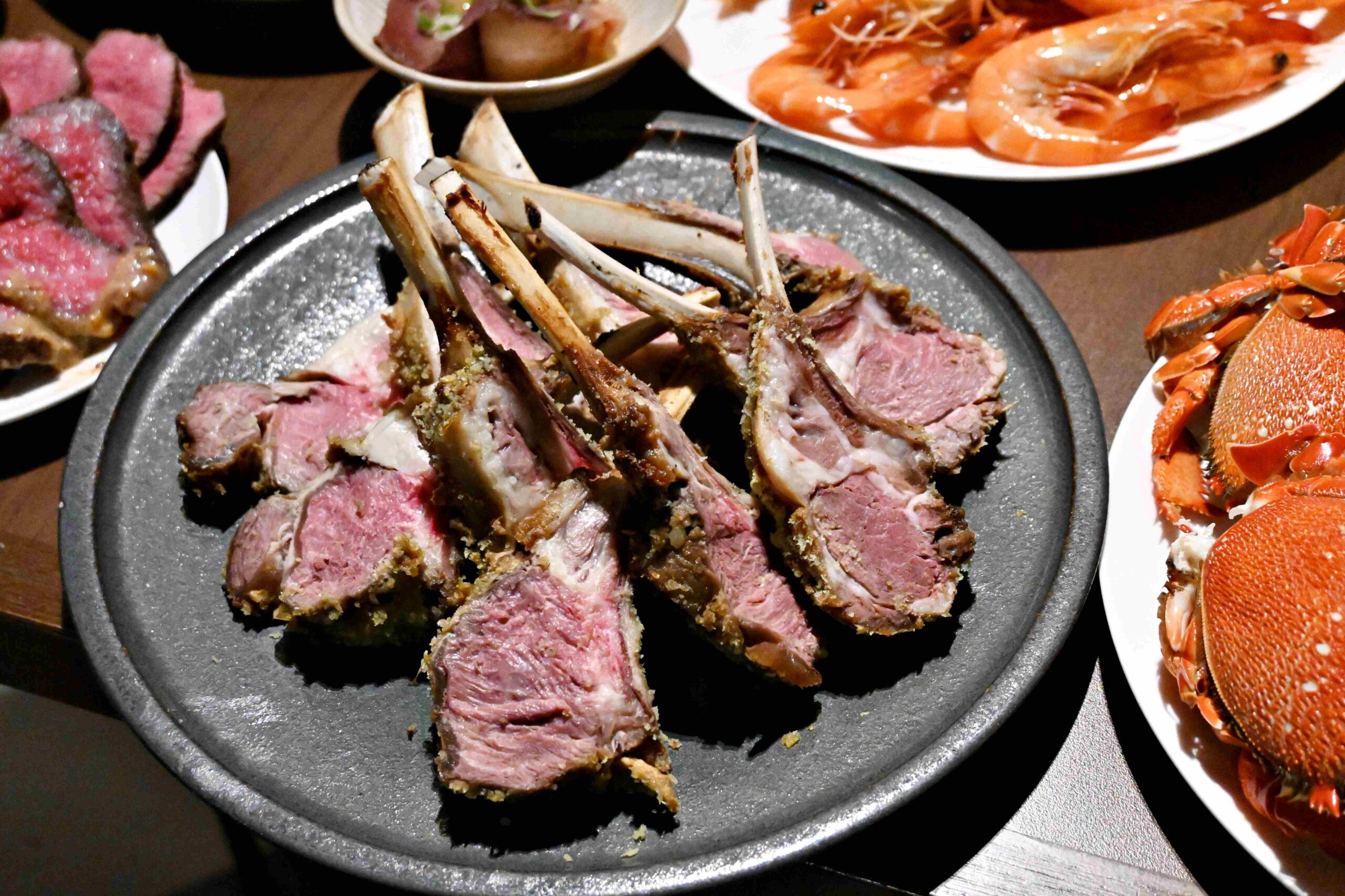 【南京復興站美食】Brilliant 鉑麗安自助餐廳｜F1牛肉、海鮮、甜點一次滿足 @厚片嘴角帶便當