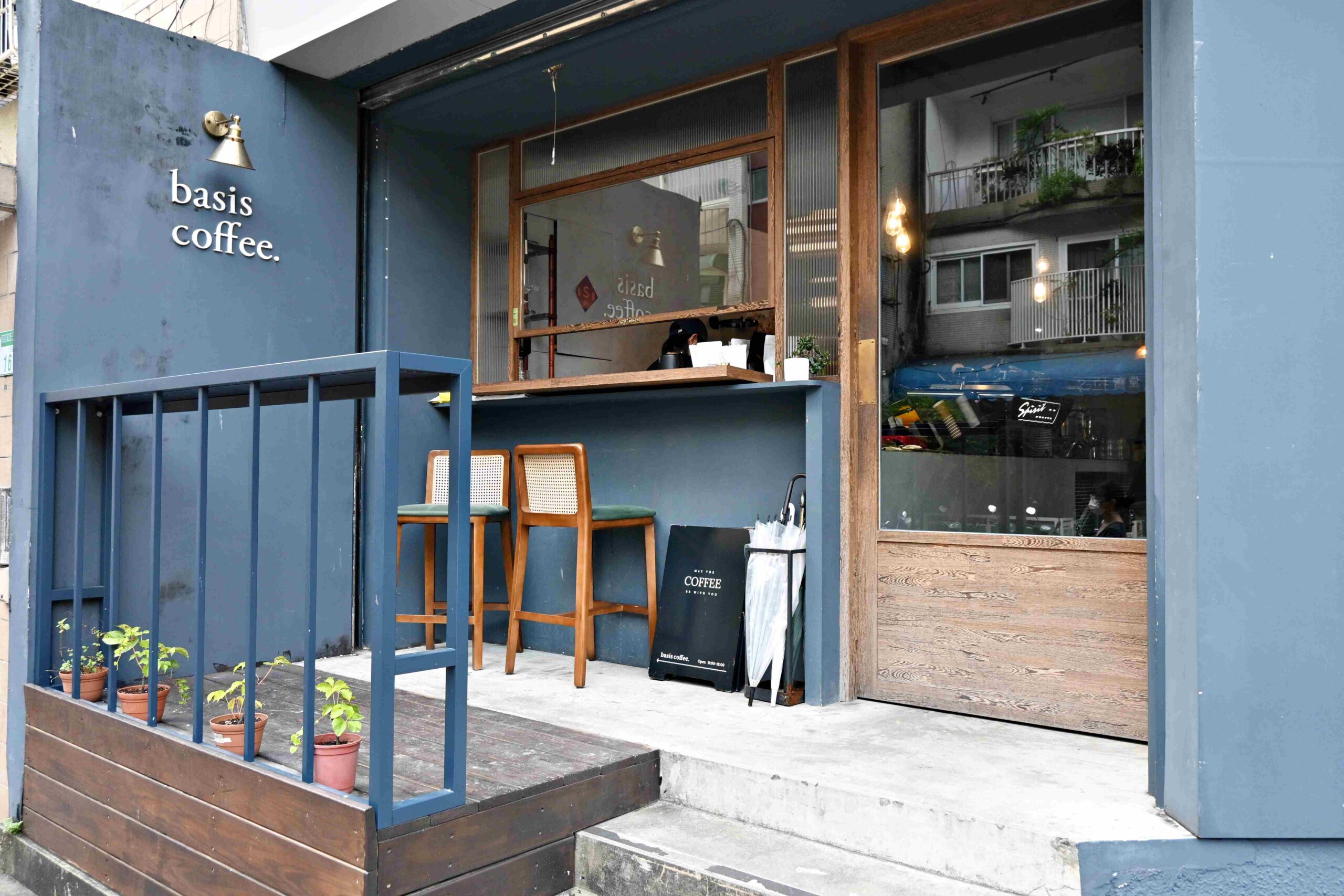 【南京復興站咖啡廳】basis coffee. 工業復古氛圍，氣氛滿分，飲品跟甜點都強(菜單) @厚片嘴角帶便當