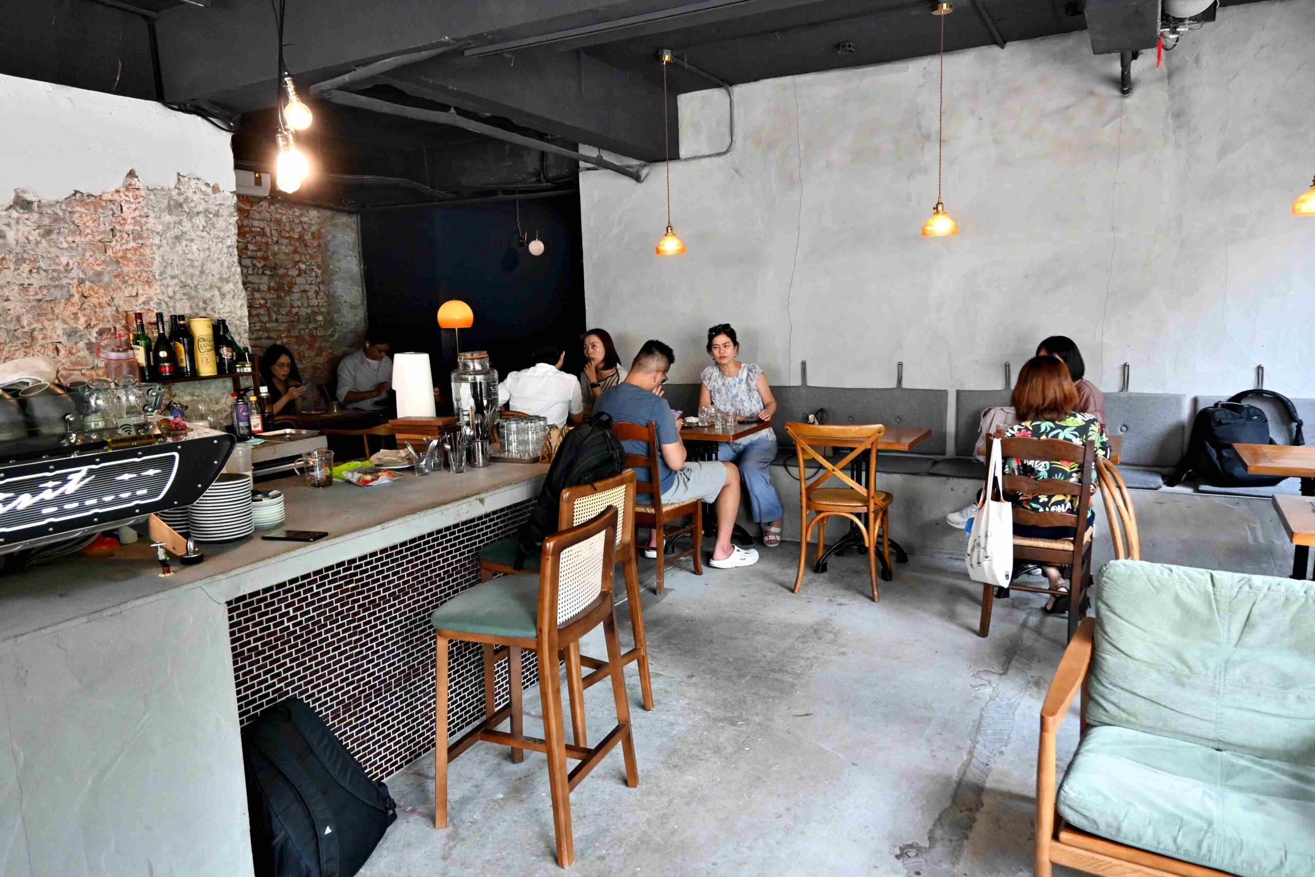 【南京復興站咖啡廳】basis coffee. 工業復古氛圍，氣氛滿分，飲品跟甜點都強(菜單) @厚片嘴角帶便當