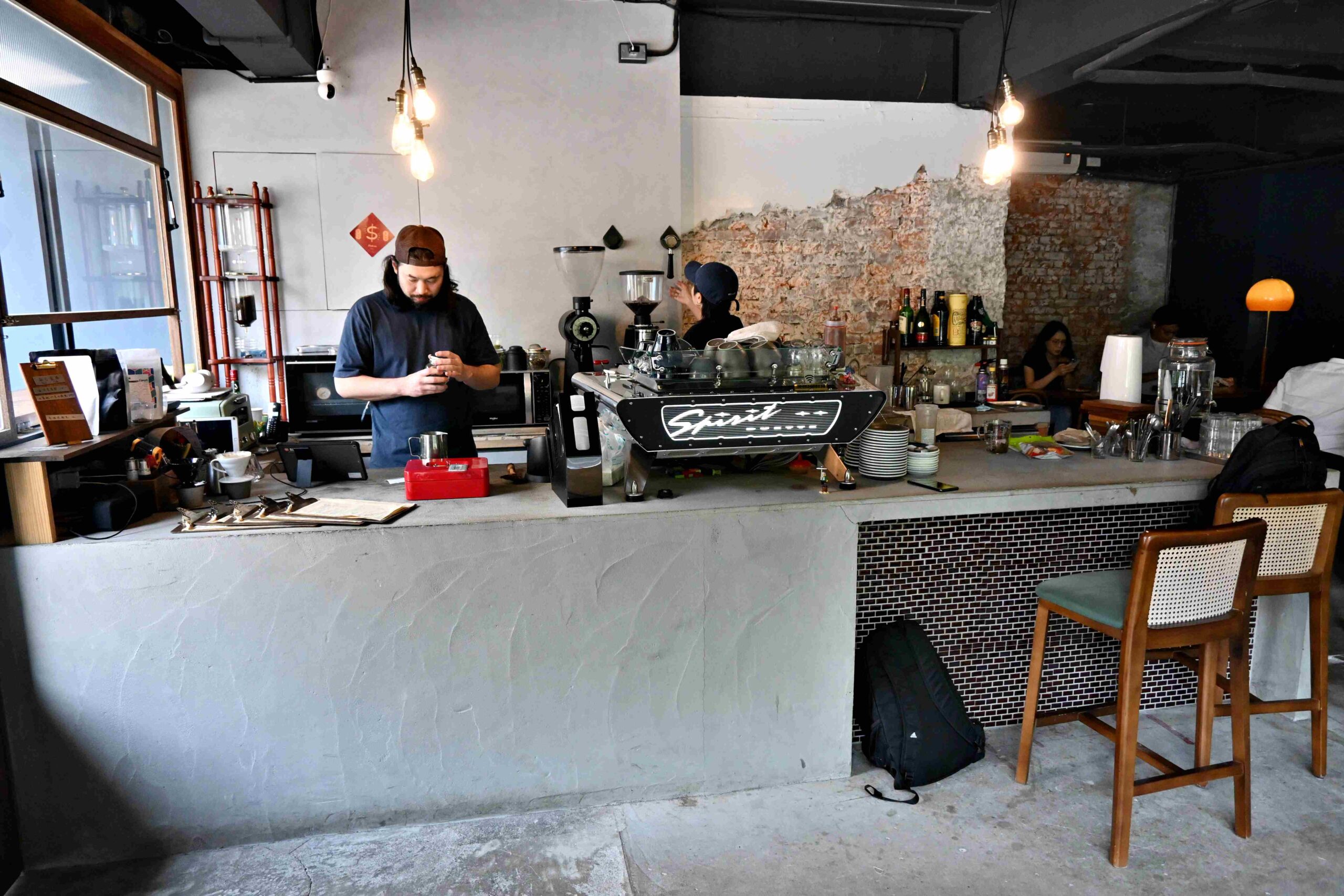 【南京復興站咖啡廳】basis coffee. 工業復古氛圍，氣氛滿分，飲品跟甜點都強(菜單) @厚片嘴角帶便當
