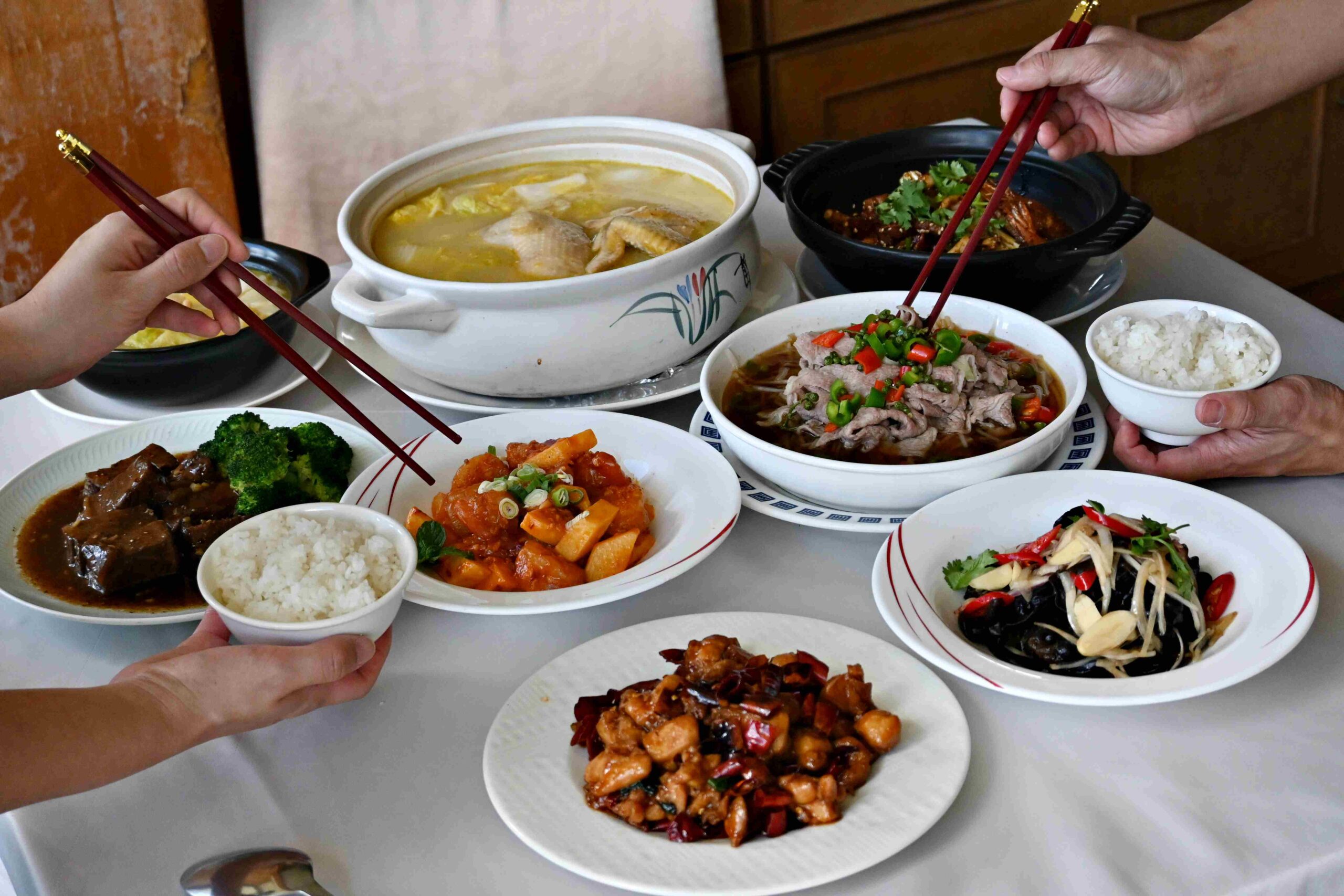 【信義區美食】小陳牛肉麵，不推薦的在地排隊知名餐廳 (菜單) @厚片嘴角帶便當