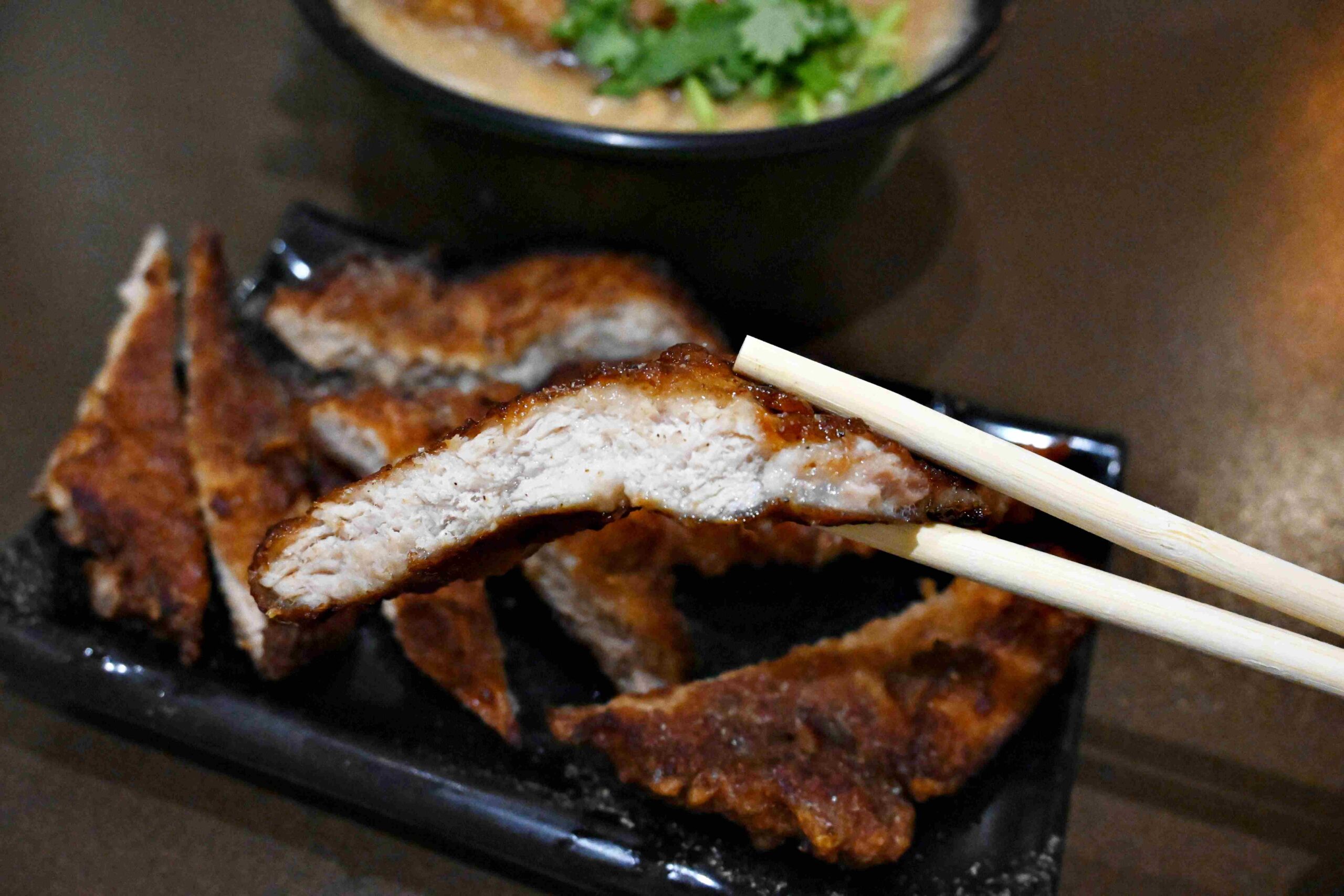 【新莊美食】勝傳麵線｜東區搬來的人氣老店，麵線+炸排骨超滿足(菜單) @厚片嘴角帶便當