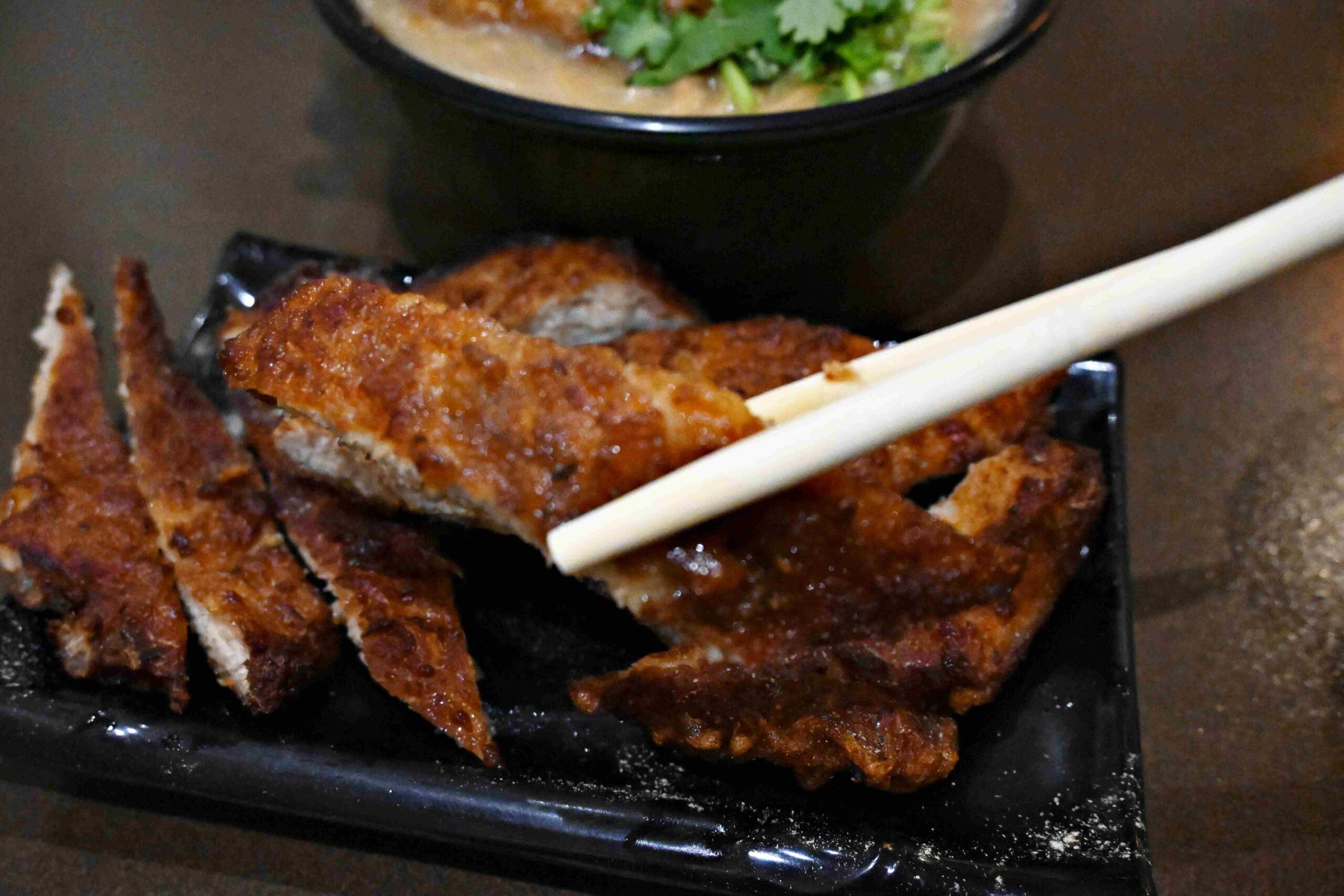 【新莊美食】勝傳麵線｜東區搬來的人氣老店，麵線+炸排骨超滿足(菜單) @厚片嘴角帶便當