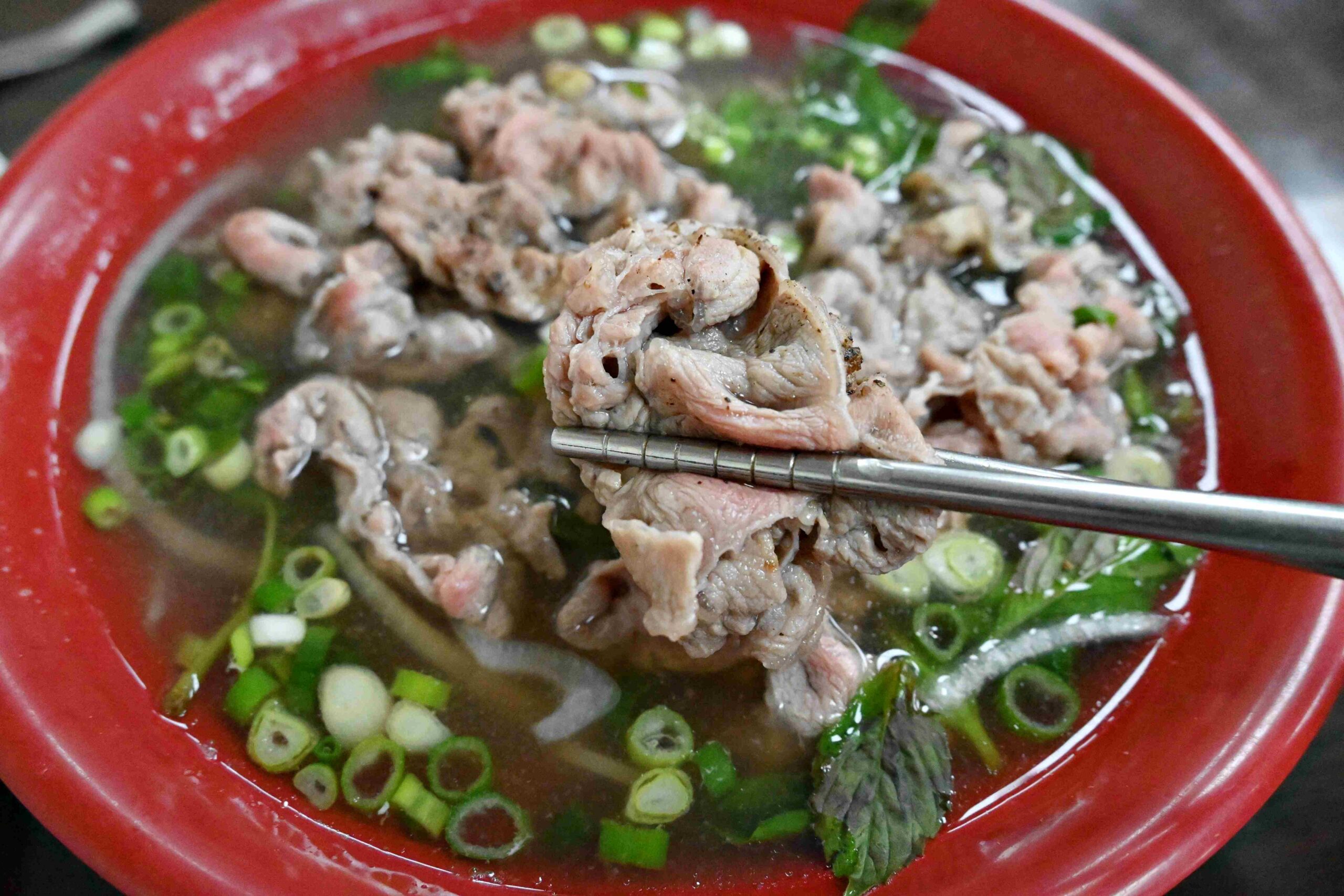 【板橋美食推薦】阿準越南料理｜牛肉河粉份量超狂，IG網紅必打卡(菜單) @厚片嘴角帶便當