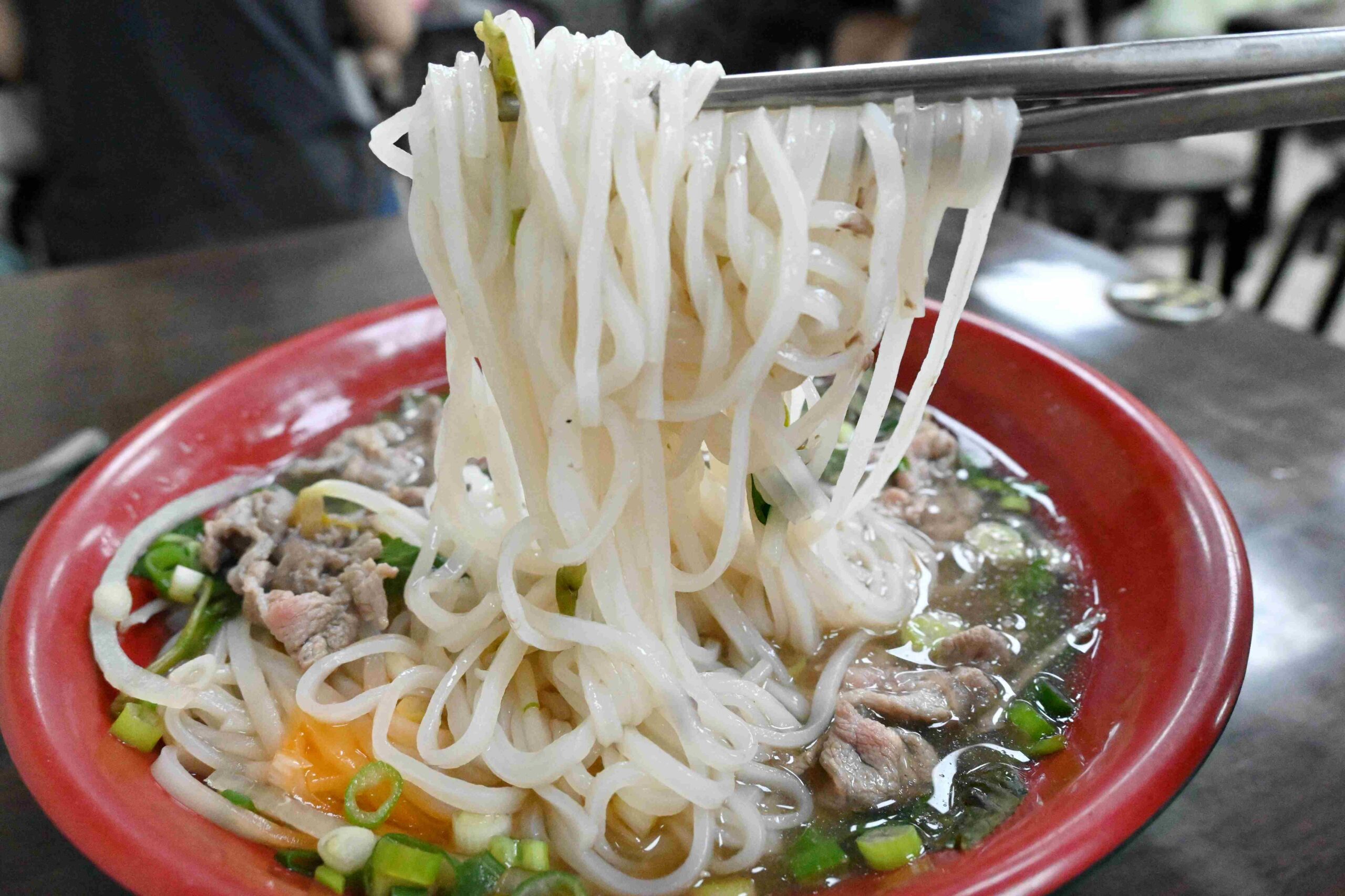 【板橋美食推薦】阿準越南料理｜牛肉河粉份量超狂，IG網紅必打卡(菜單) @厚片嘴角帶便當