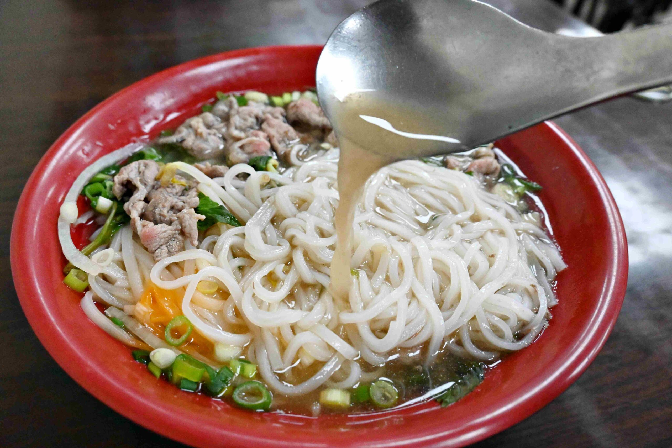 【板橋美食推薦】阿準越南料理｜牛肉河粉份量超狂，IG網紅必打卡(菜單) @厚片嘴角帶便當