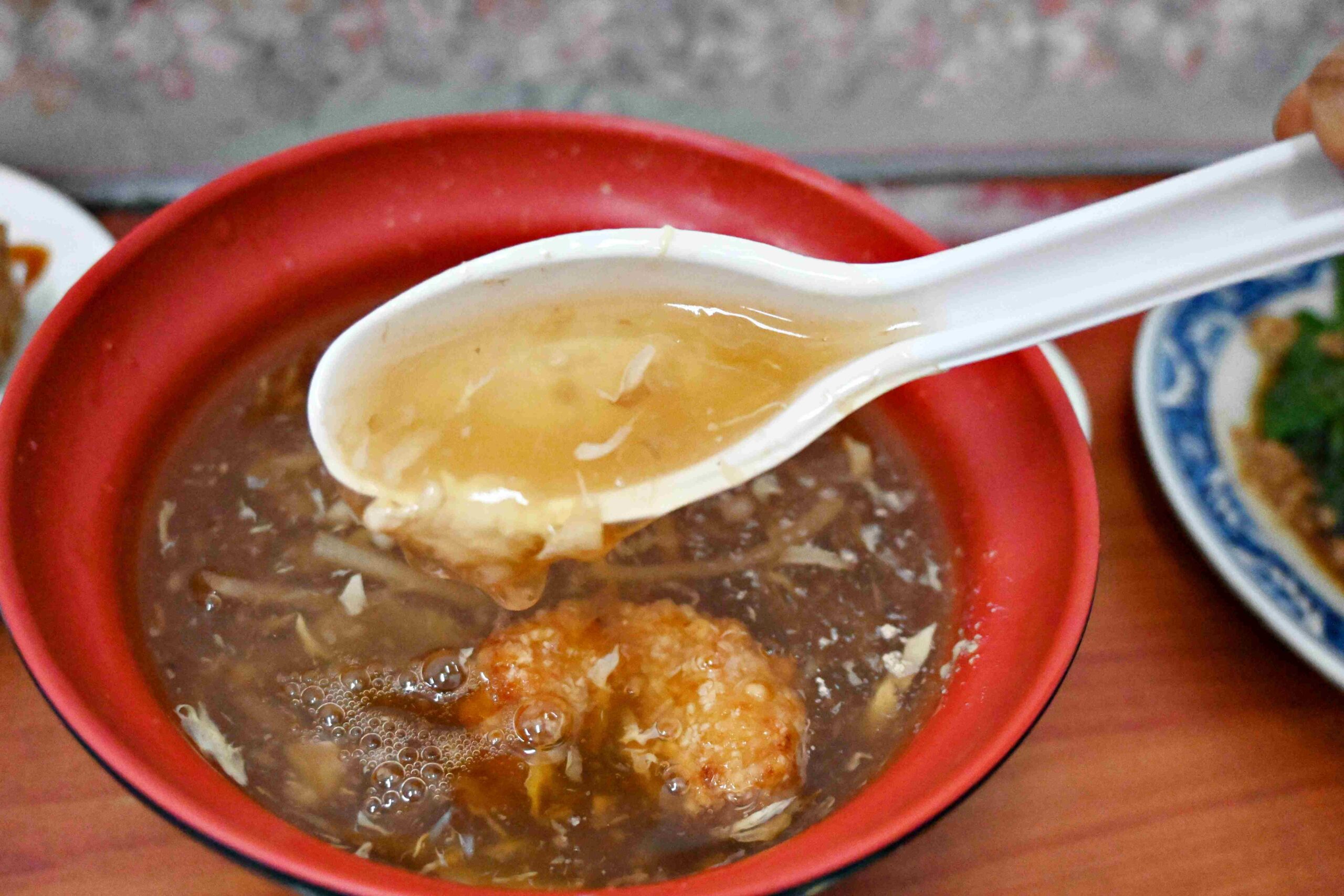 【新莊美食】在地人激推！這間𩵚魠魚羹比眼鏡張還好吃(菜單) @厚片嘴角帶便當
