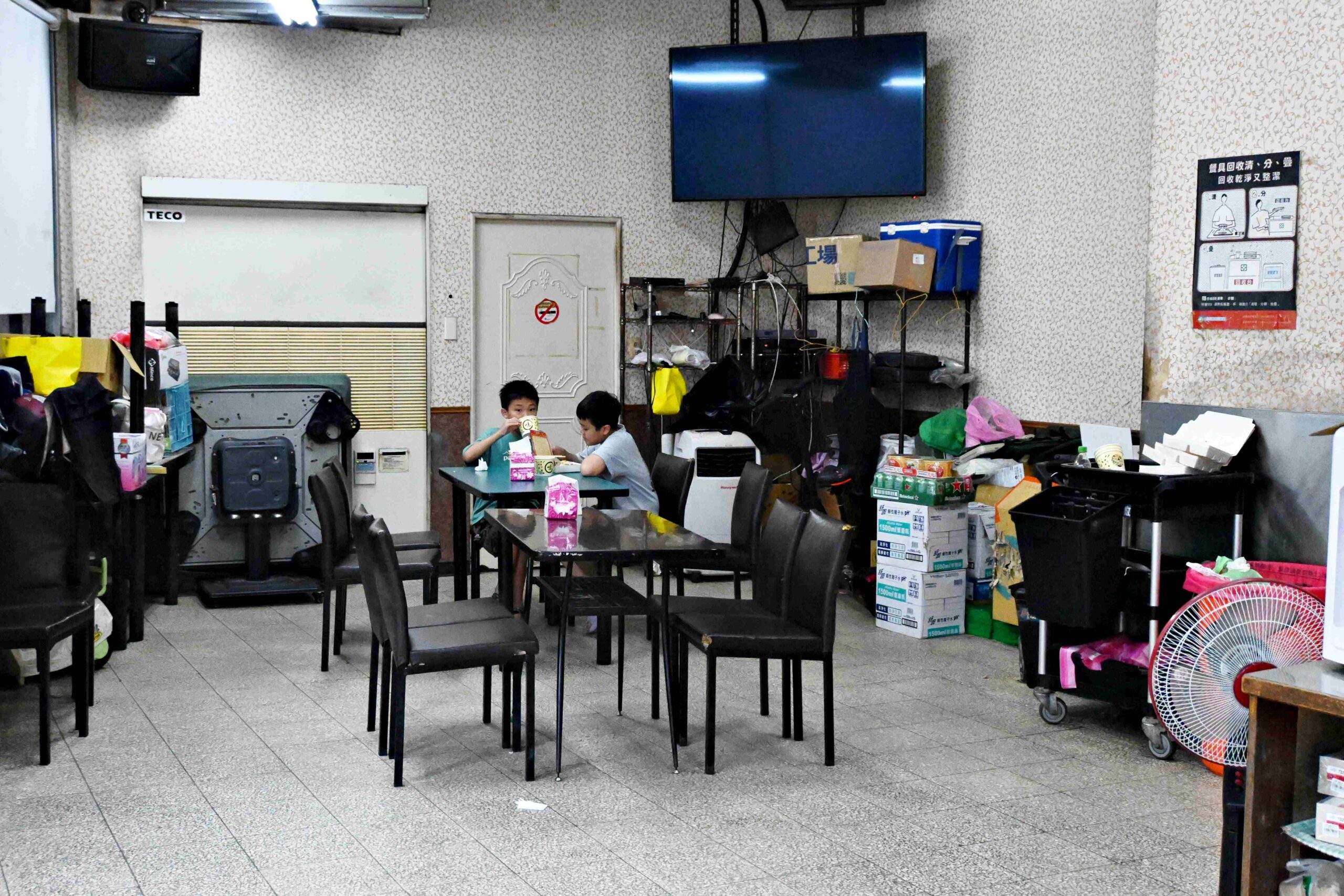 【新莊美食推薦】鴻記燒臘便當快餐店，評分低卻爆滿？烤鴨醬汁太神(菜單) @厚片嘴角帶便當