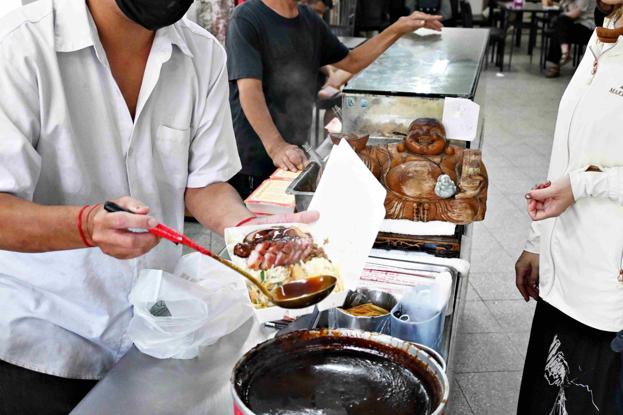 【新莊美食推薦】鴻記燒臘便當快餐店，評分低卻爆滿？烤鴨醬汁太神(菜單) @厚片嘴角帶便當