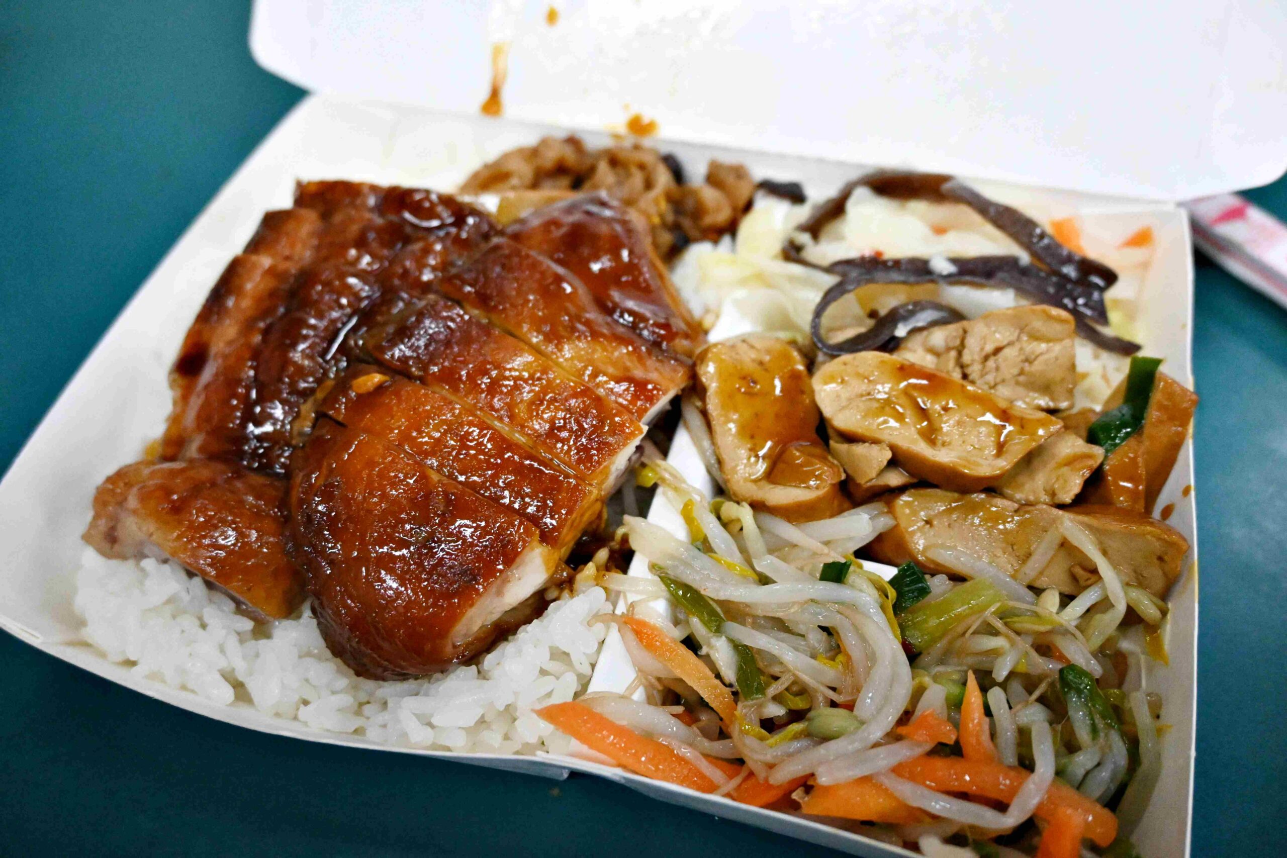 【新莊美食推薦】鴻記燒臘便當快餐店，評分低卻爆滿？烤鴨醬汁太神(菜單) @厚片嘴角帶便當