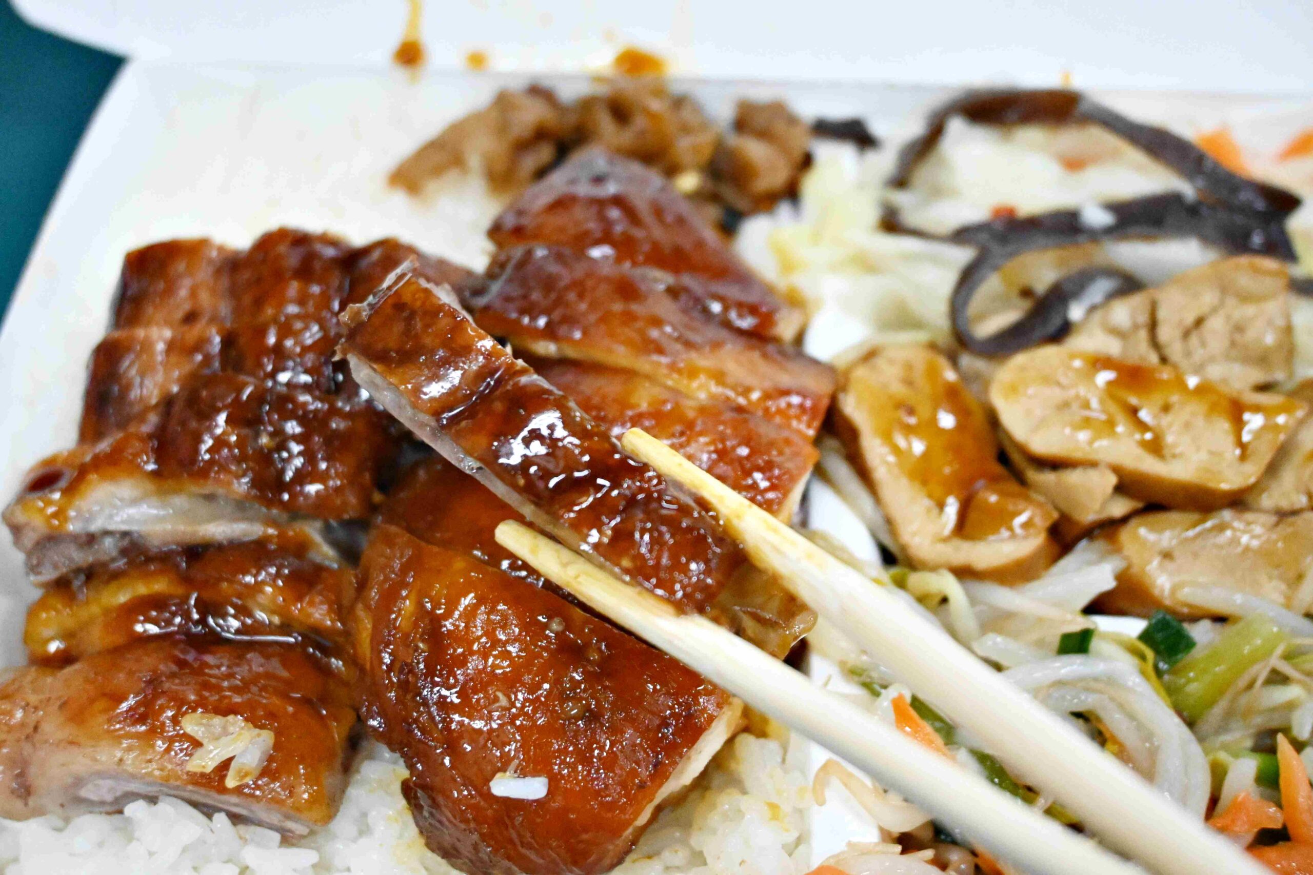 【新莊美食推薦】鴻記燒臘便當快餐店，評分低卻爆滿？烤鴨醬汁太神(菜單) @厚片嘴角帶便當