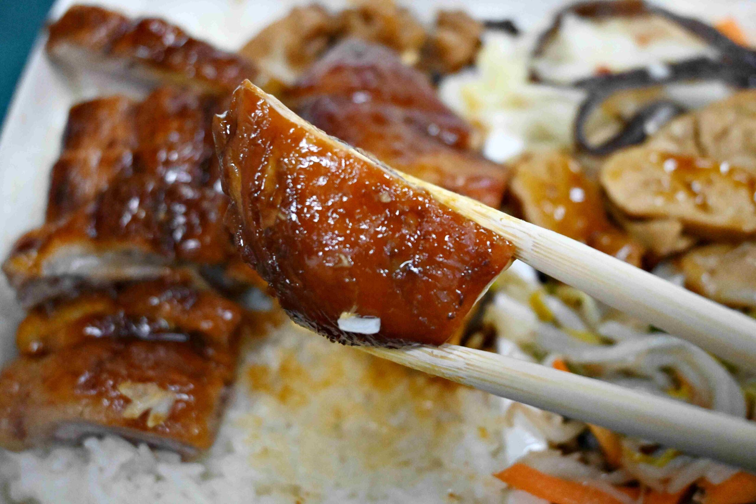 【新莊美食推薦】鴻記燒臘便當快餐店，評分低卻爆滿？烤鴨醬汁太神(菜單) @厚片嘴角帶便當