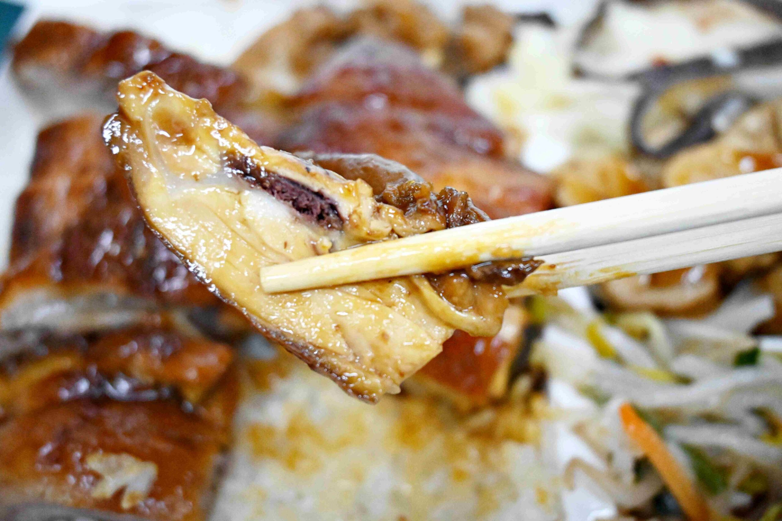【新莊美食推薦】鴻記燒臘便當快餐店，評分低卻爆滿？烤鴨醬汁太神(菜單) @厚片嘴角帶便當