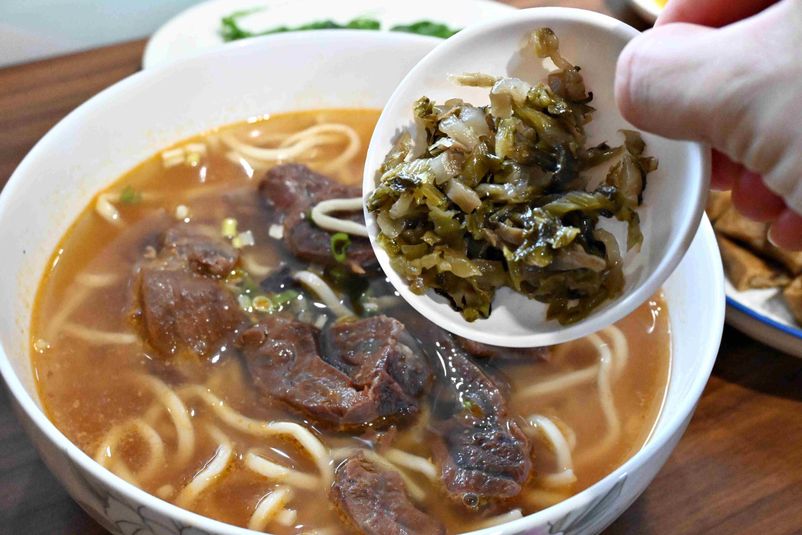 【新莊美食】高CP值牛肉麵，$130肉量爆多！(菜單) @厚片嘴角帶便當