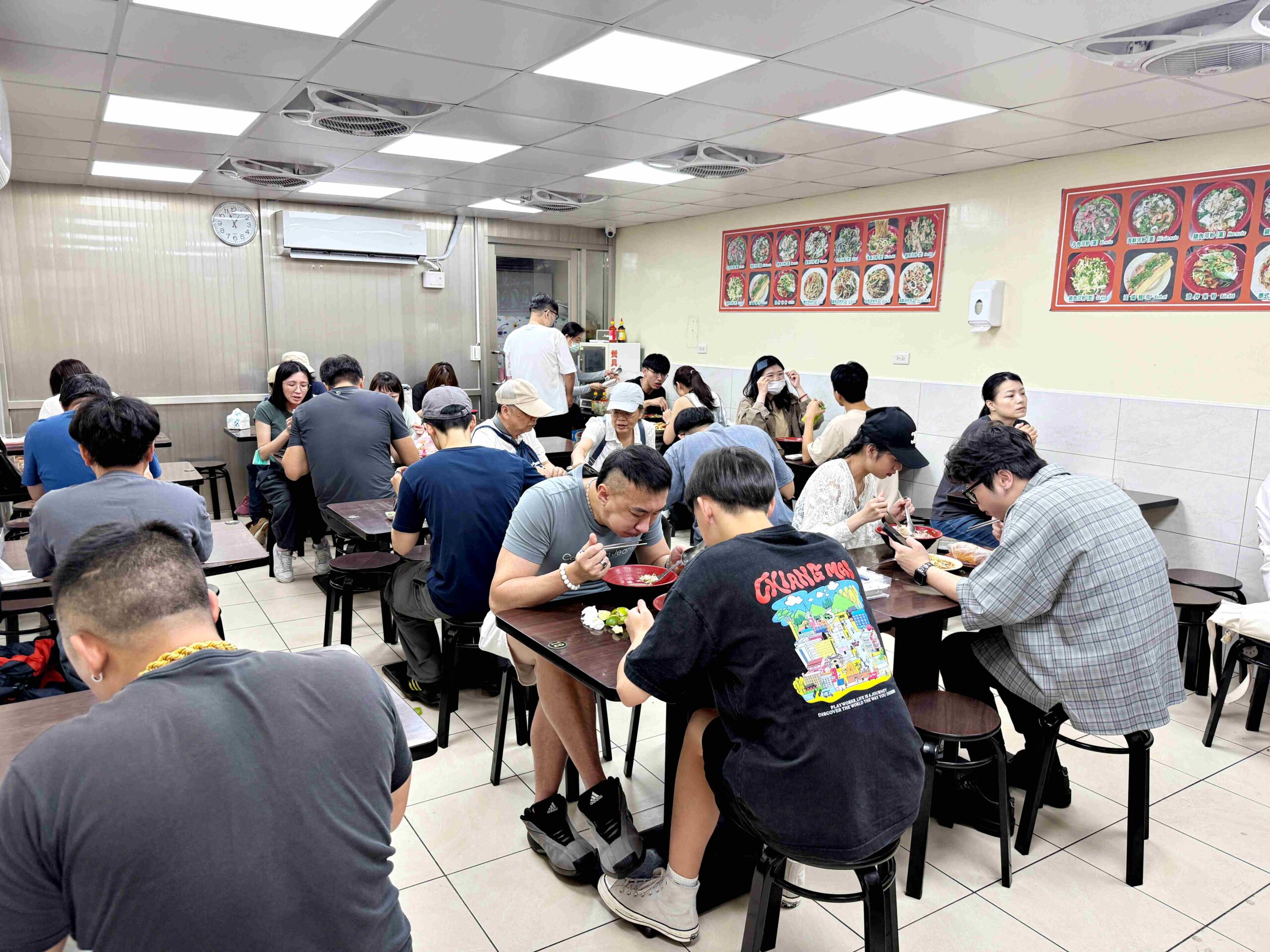 【板橋美食推薦】阿準越南料理｜牛肉河粉份量超狂，IG網紅必打卡(菜單) @厚片嘴角帶便當