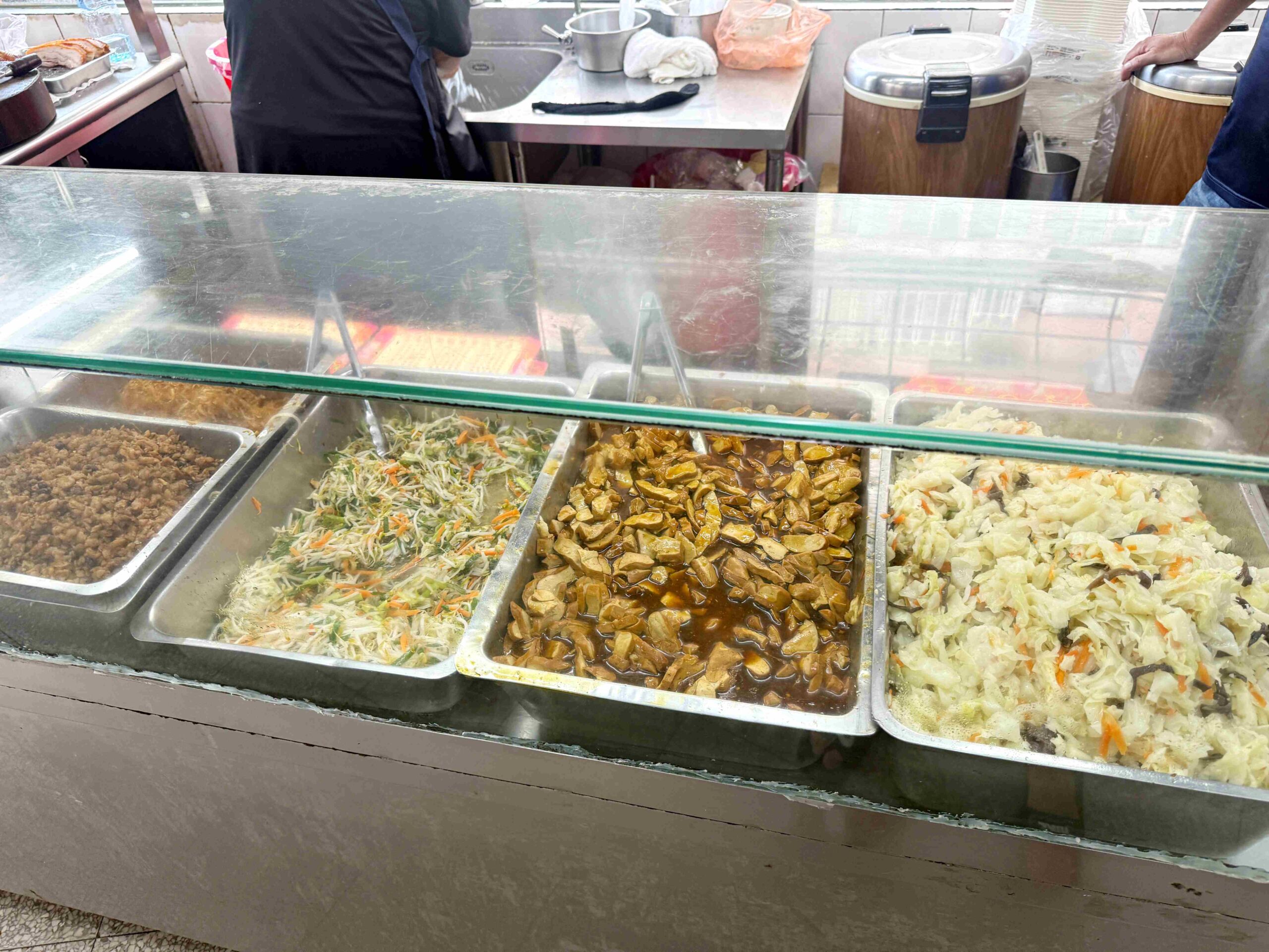 【新莊美食推薦】鴻記燒臘便當快餐店，評分低卻爆滿？烤鴨醬汁太神(菜單) @厚片嘴角帶便當