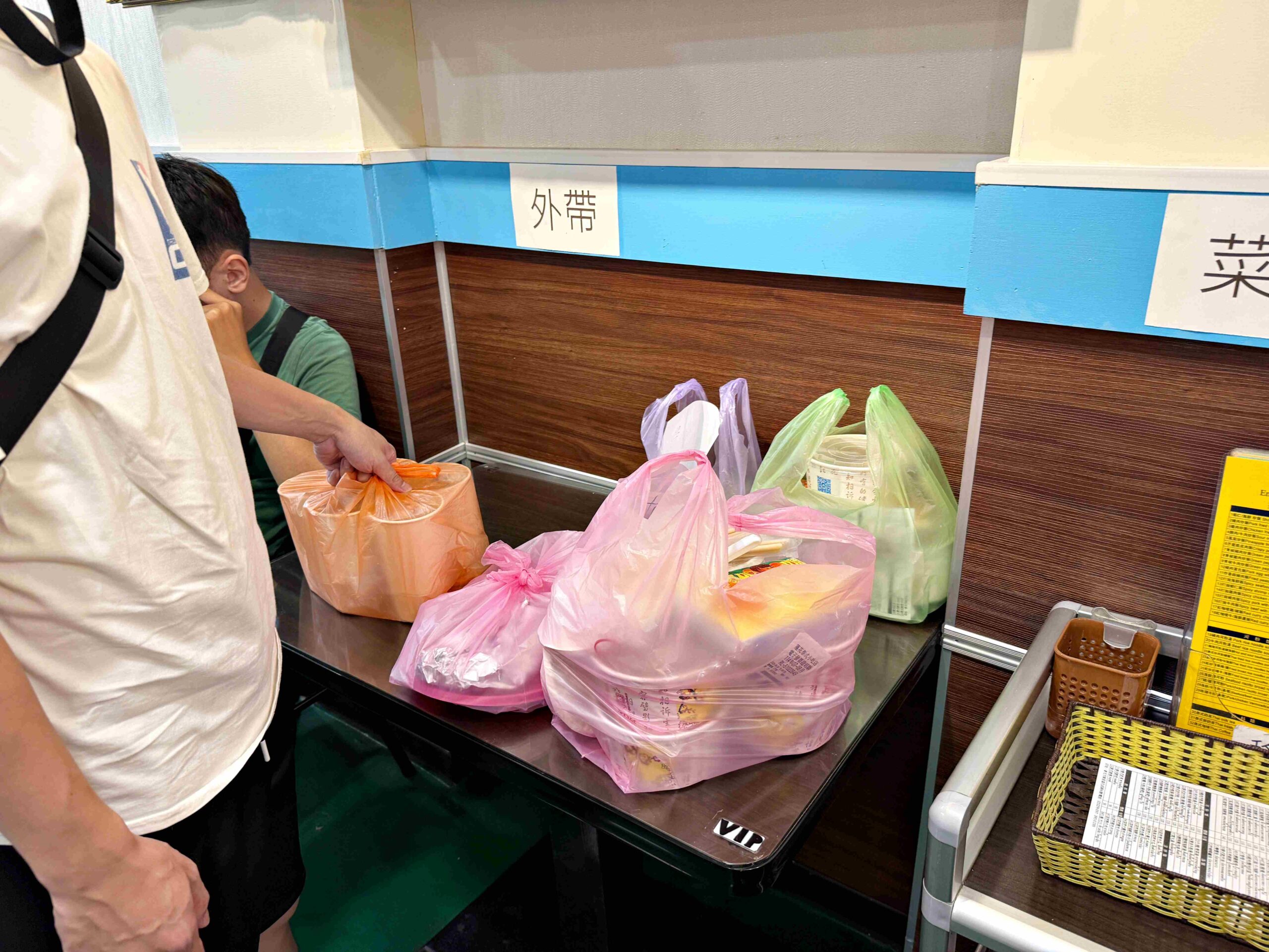 【新莊美食】蓮花泰式小吃店，網紅、在地人最愛的排隊泰式料理(菜單) @厚片嘴角帶便當