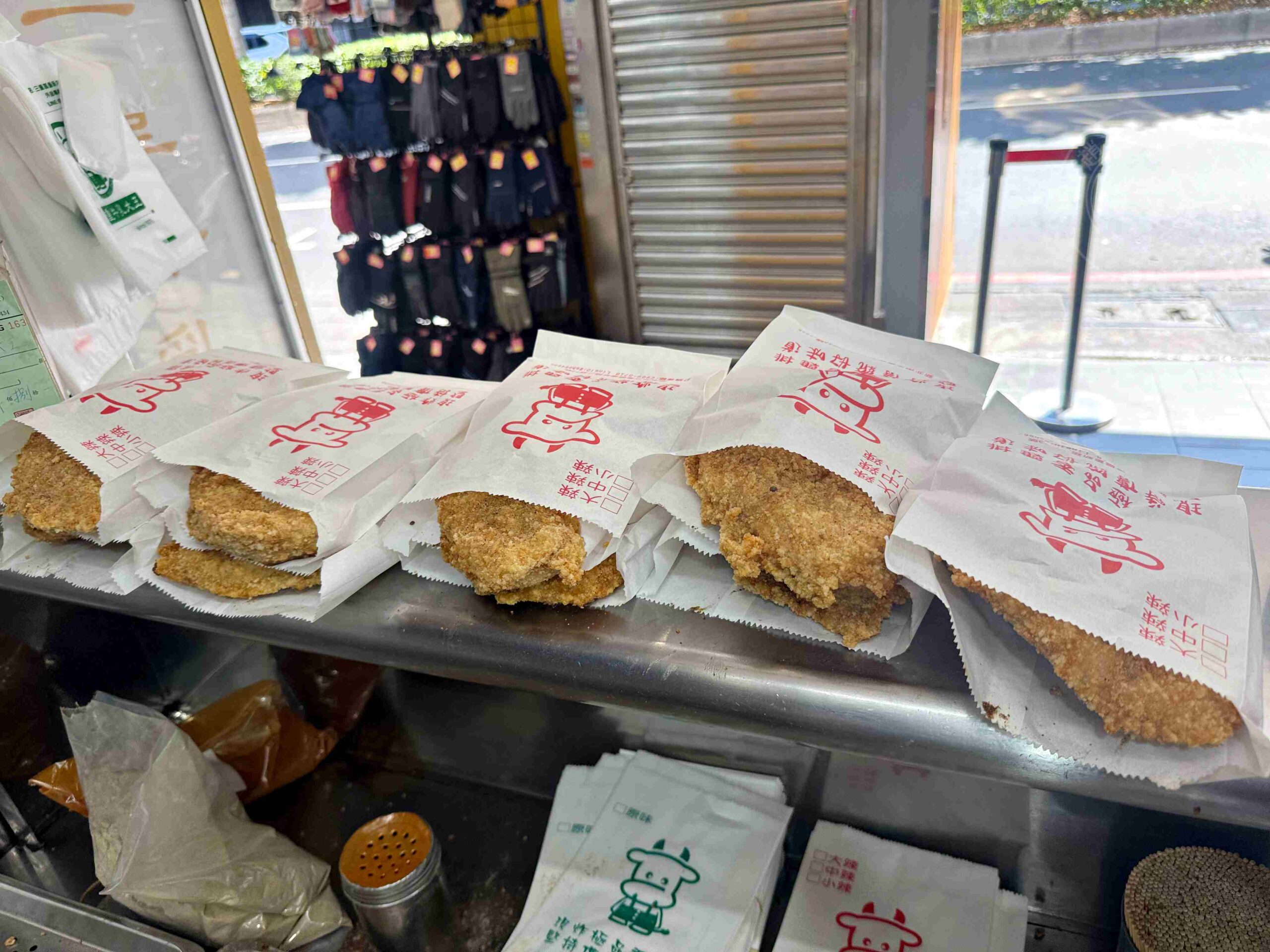 【三重美食】三重牛乳大王，在地50年老店人氣超高，現炸大雞排配木瓜牛奶才對味推薦(推薦) @趙先生吃飯