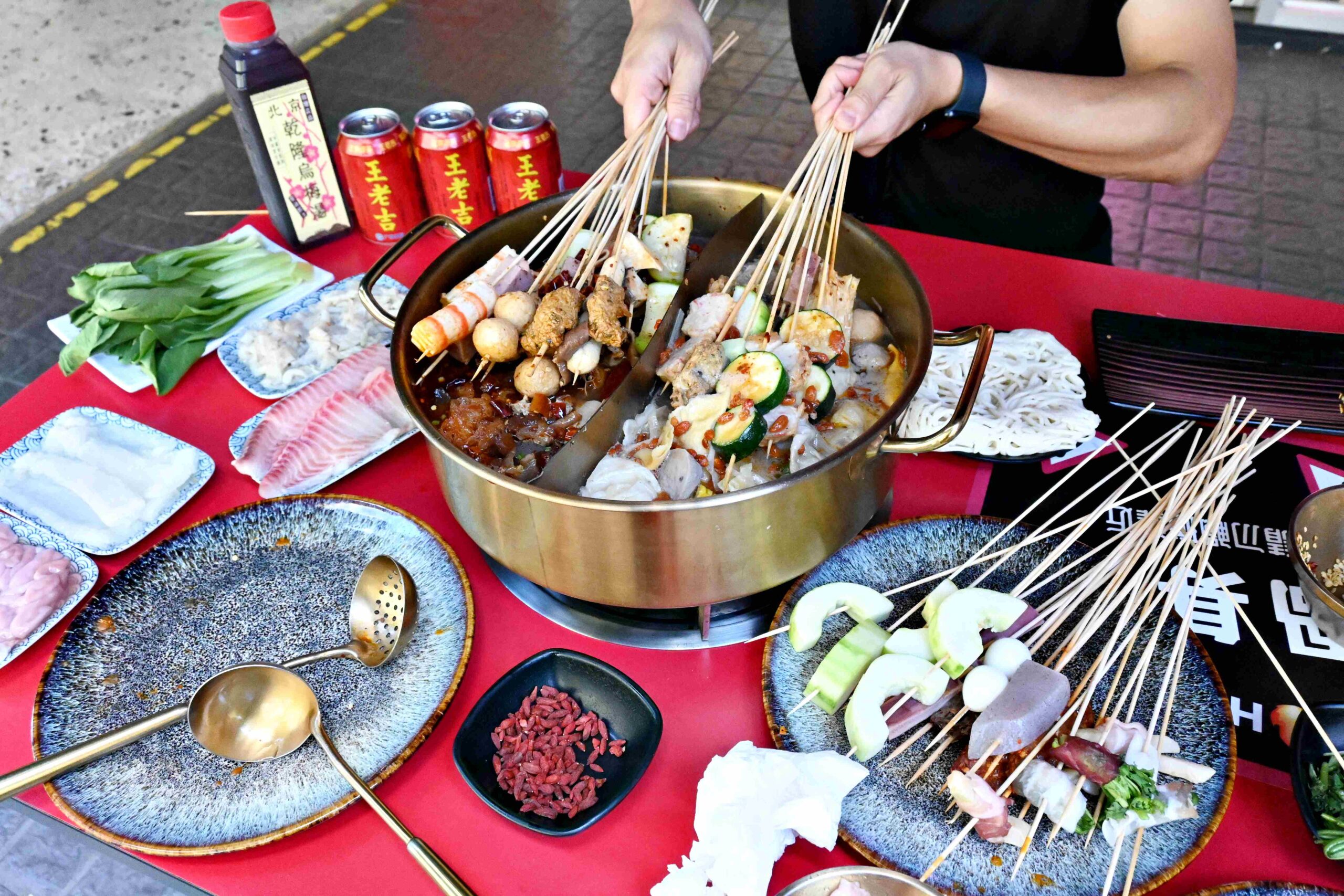 【國父紀念館站宵夜】尚癮正宗成都串串香｜營業到凌晨五點，$10元串串＋和牛通通有(菜單) @厚片嘴角帶便當