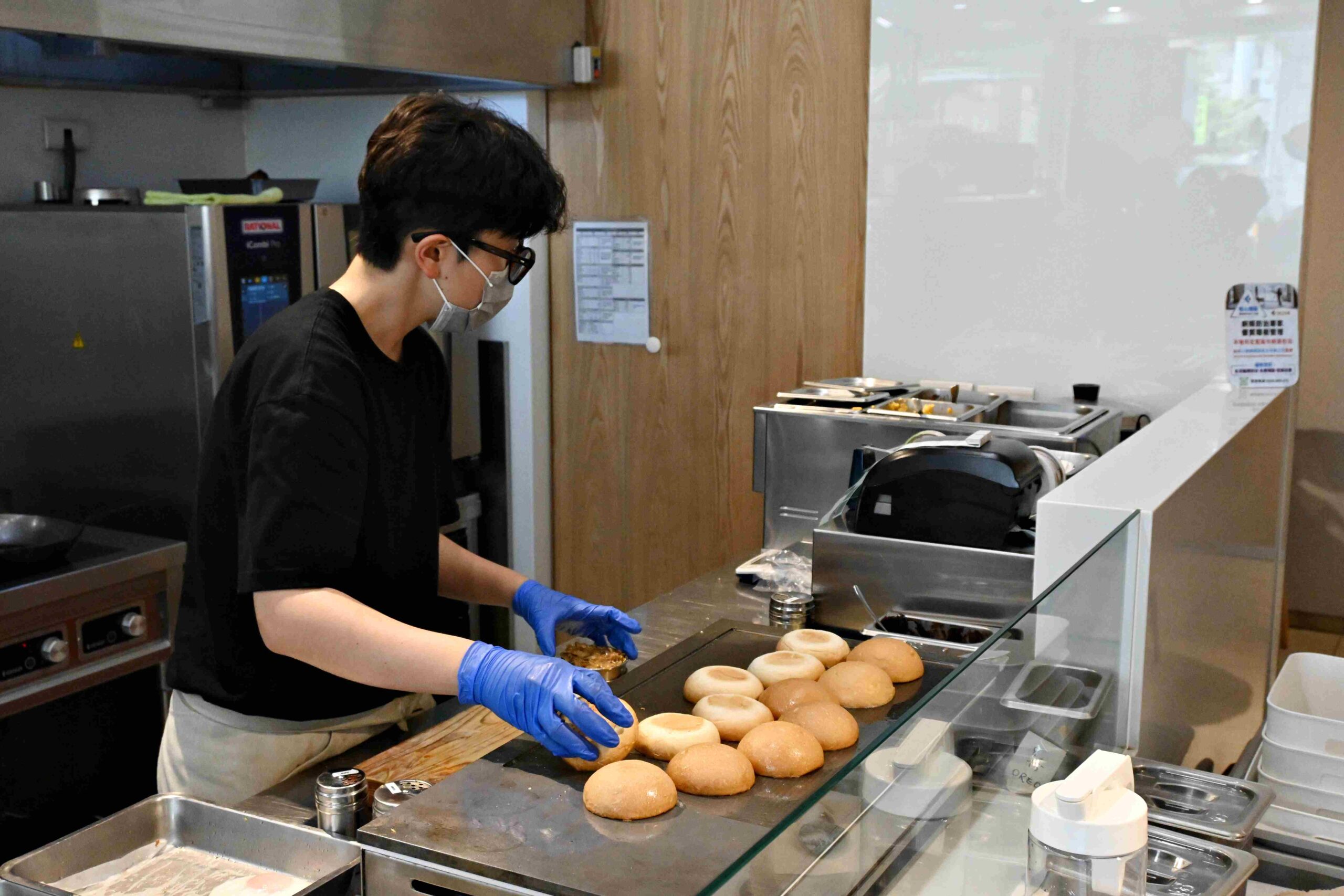 【新莊美食推薦】EGG BUN Breakfast早午餐，松露牛肉漢堡太強，蛋捲餅更驚艷(菜單) @厚片嘴角帶便當