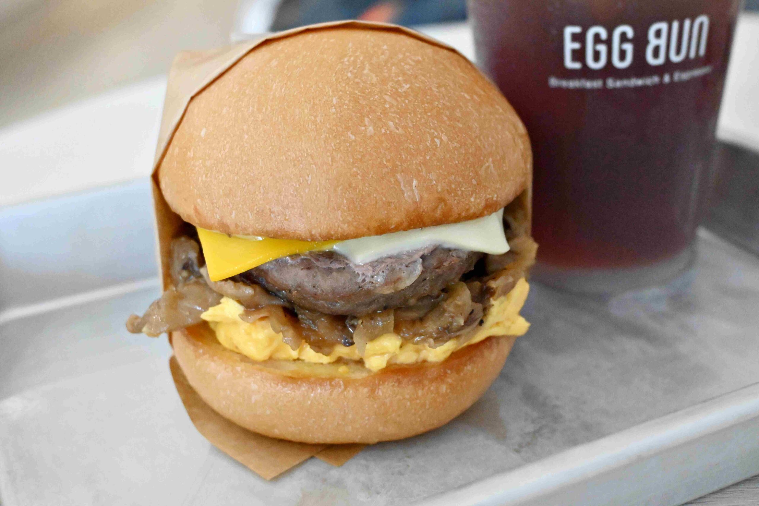 【新莊美食推薦】EGG BUN Breakfast早午餐，松露牛肉漢堡太強，蛋捲餅更驚艷(菜單) @厚片嘴角帶便當