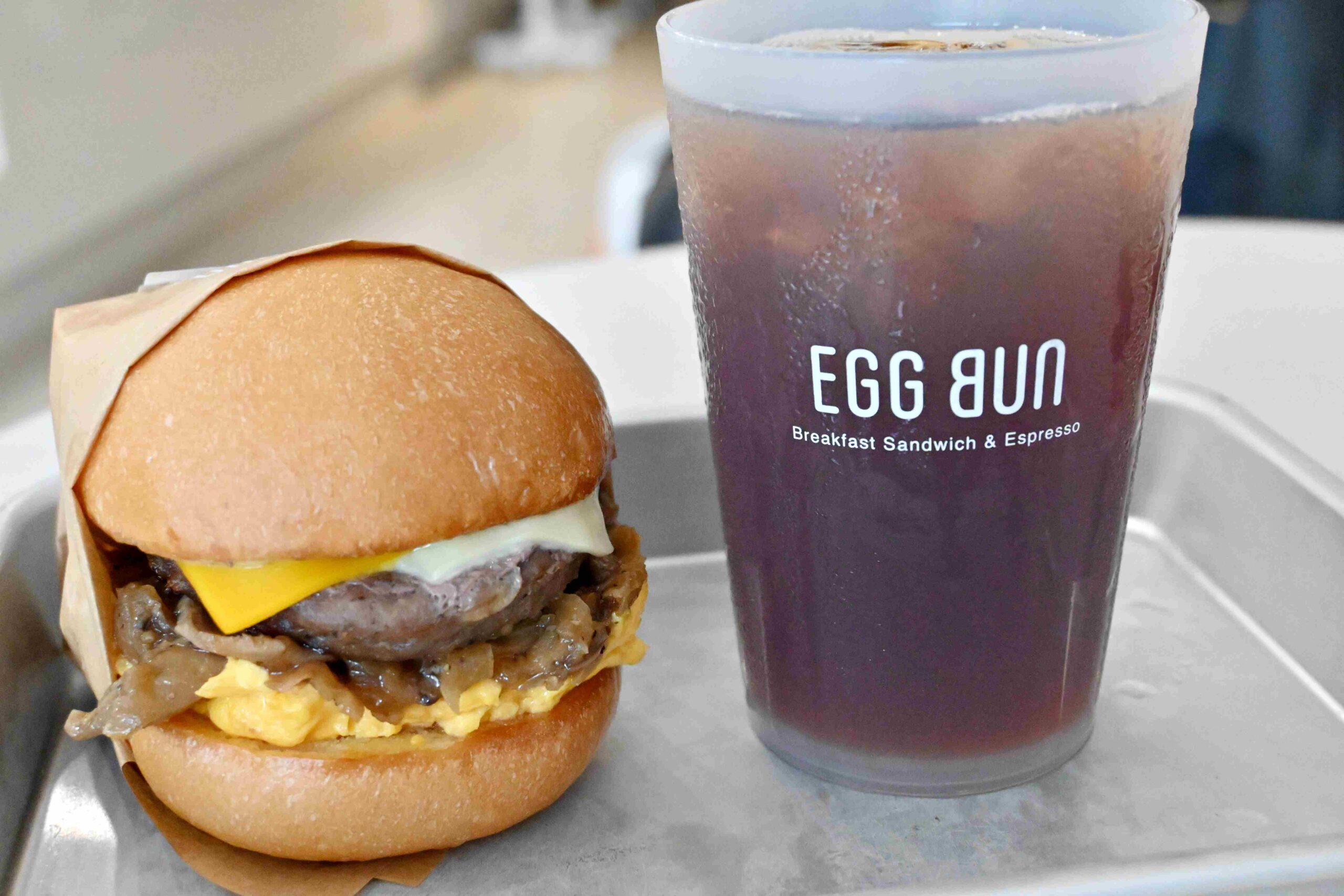【新莊美食推薦】EGG BUN Breakfast早午餐，松露牛肉漢堡太強，蛋捲餅更驚艷(菜單) @厚片嘴角帶便當