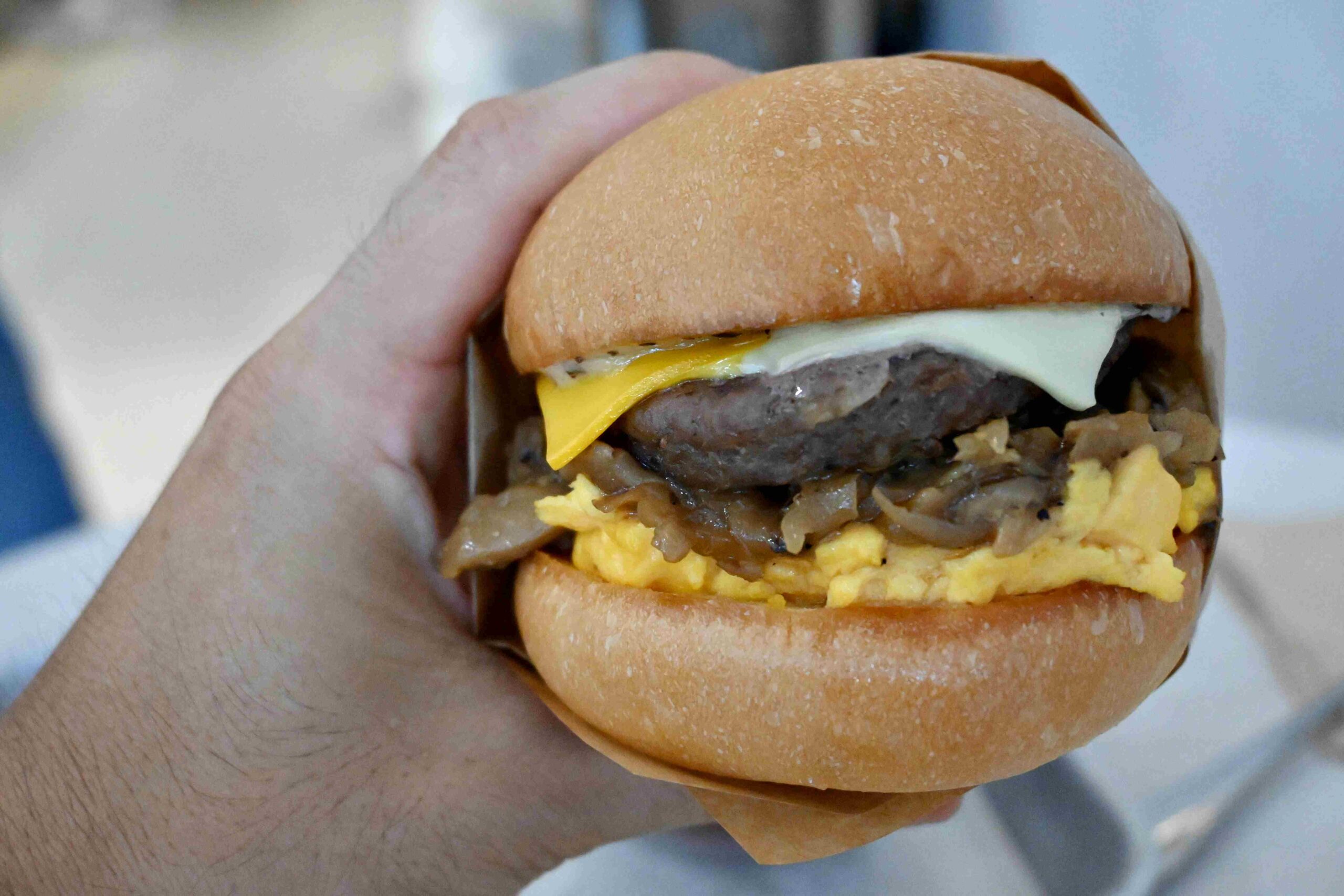 【新莊美食推薦】EGG BUN Breakfast早午餐，松露牛肉漢堡太強，蛋捲餅更驚艷(菜單) @厚片嘴角帶便當