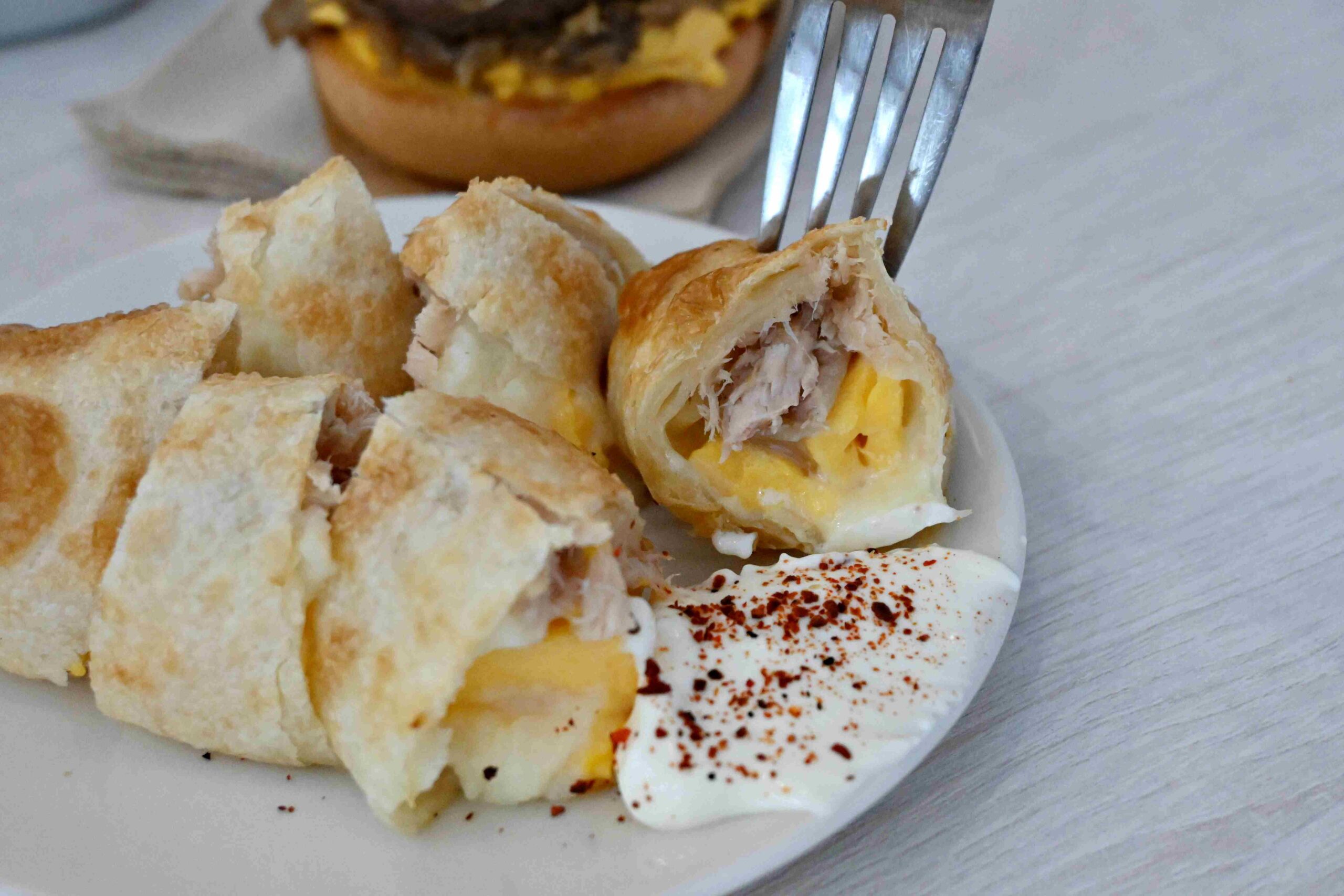 【新莊美食推薦】EGG BUN Breakfast早午餐，松露牛肉漢堡太強，蛋捲餅更驚艷(菜單) @厚片嘴角帶便當