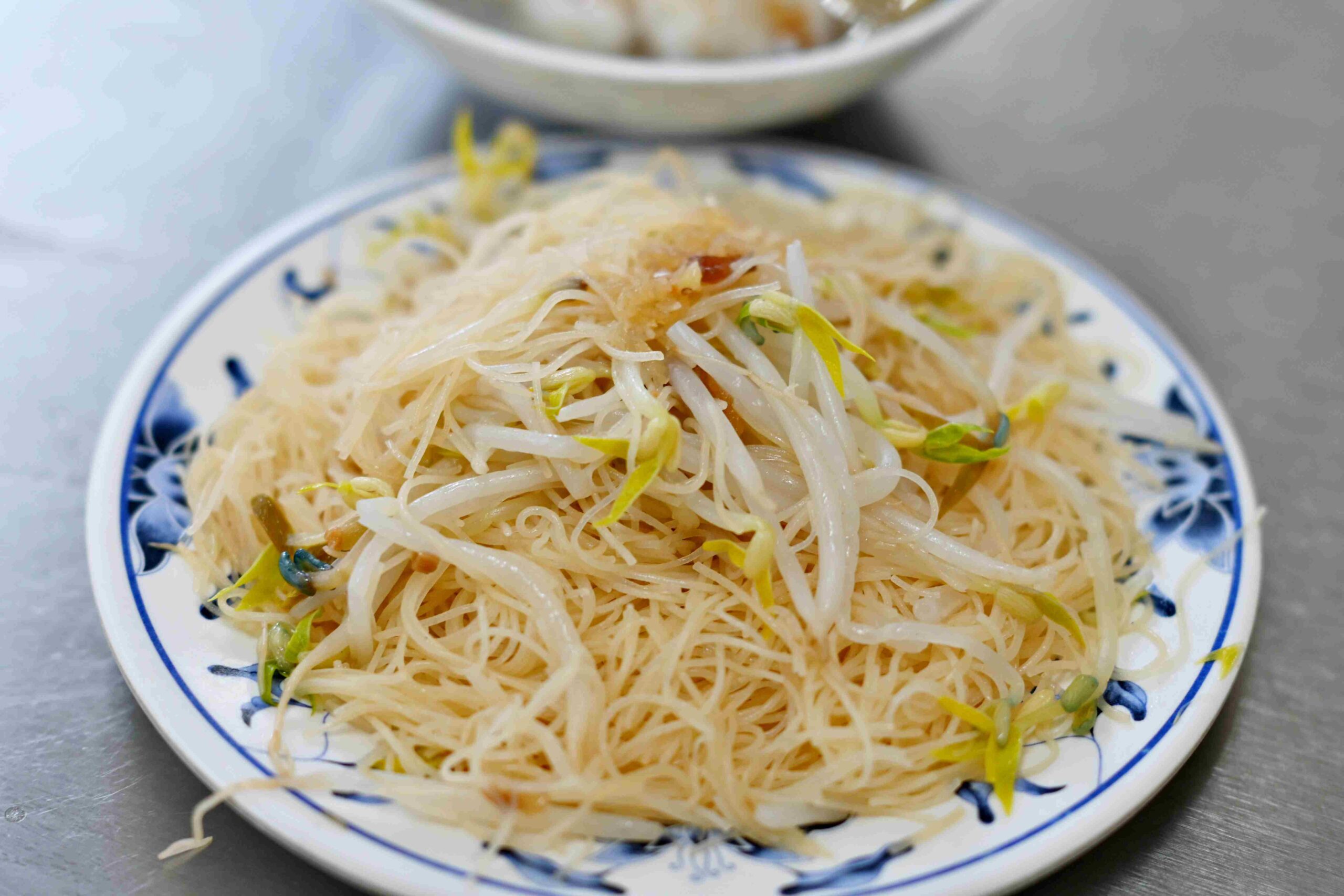 【三重美食推薦】朱記花枝羹，古早味炒米粉搭配Q彈花枝羹，老饕必訪(菜單) @厚片嘴角帶便當