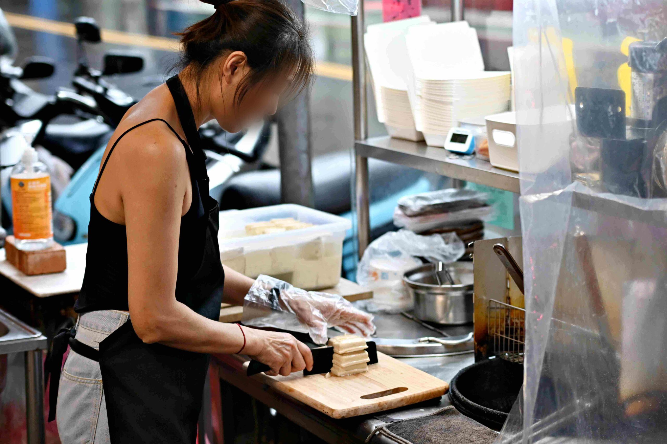 【新莊美食】吉品綠汁酵素臭豆腐，宜蘭名店味道，爽脆爆汁超驚豔(菜單) @厚片嘴角帶便當