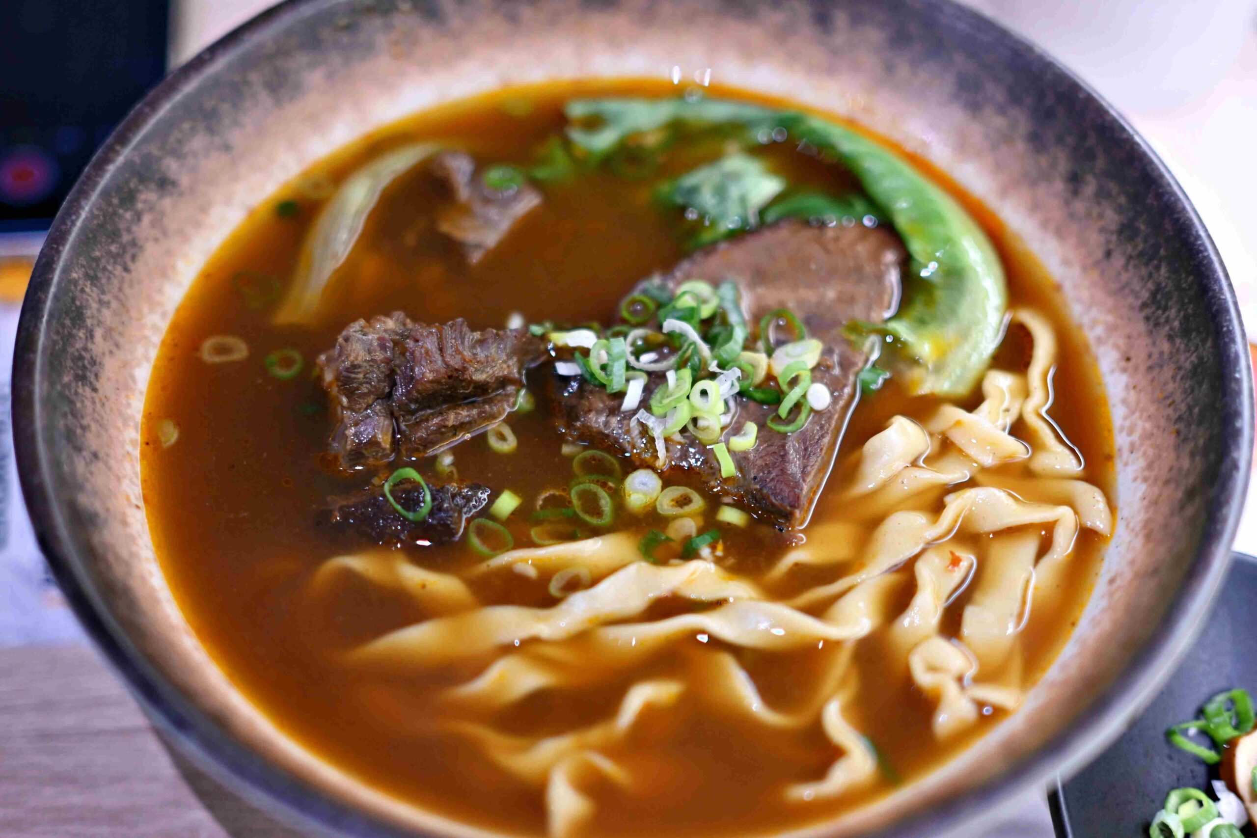 【中山區火鍋】牛富溫體涮牛肉｜晚餐宵夜首選，溫體牛涮鍋配熱炒超過癮(菜單) @厚片嘴角帶便當