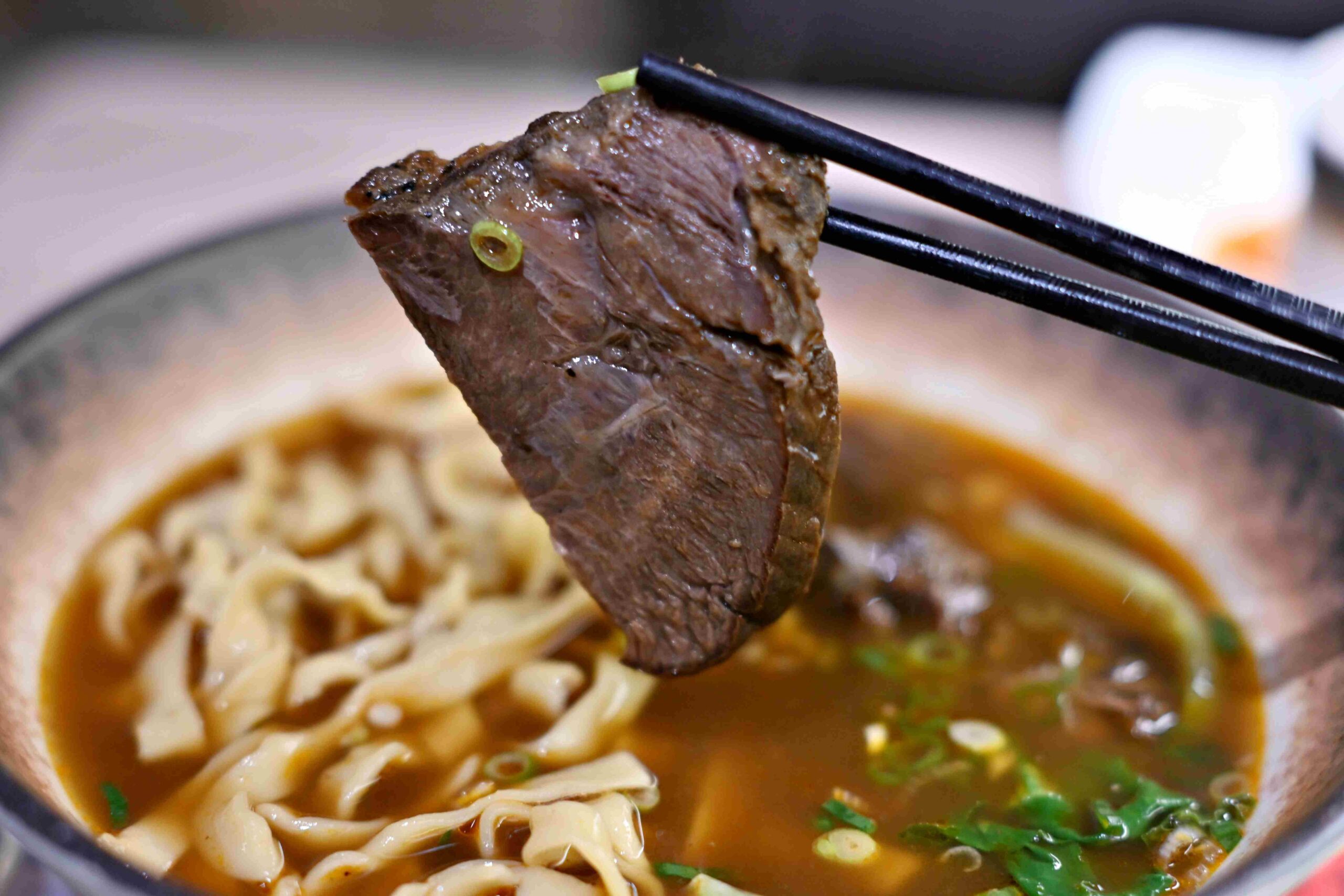 【新莊美食】永福鎮牛肉麵，超多甜點飲料吃到飽，最狂排隊店(菜單) @厚片嘴角帶便當