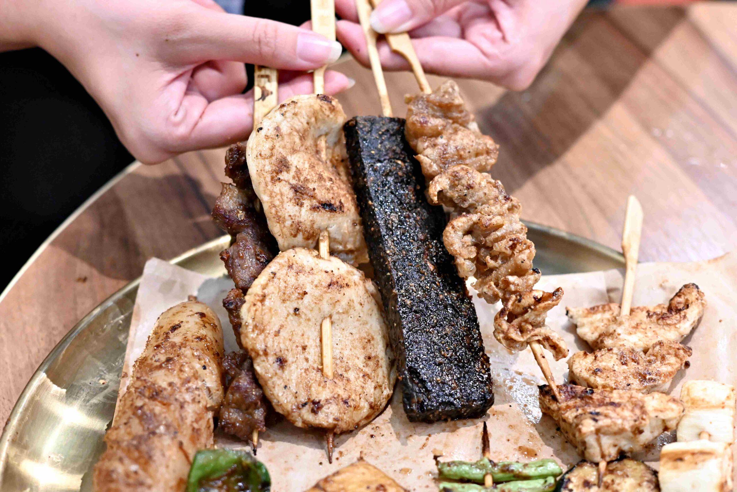 【西門美食】焦糖楓串燒西門直營店，獨家漢方烤肉粉有夠強！(菜單) @厚片嘴角帶便當