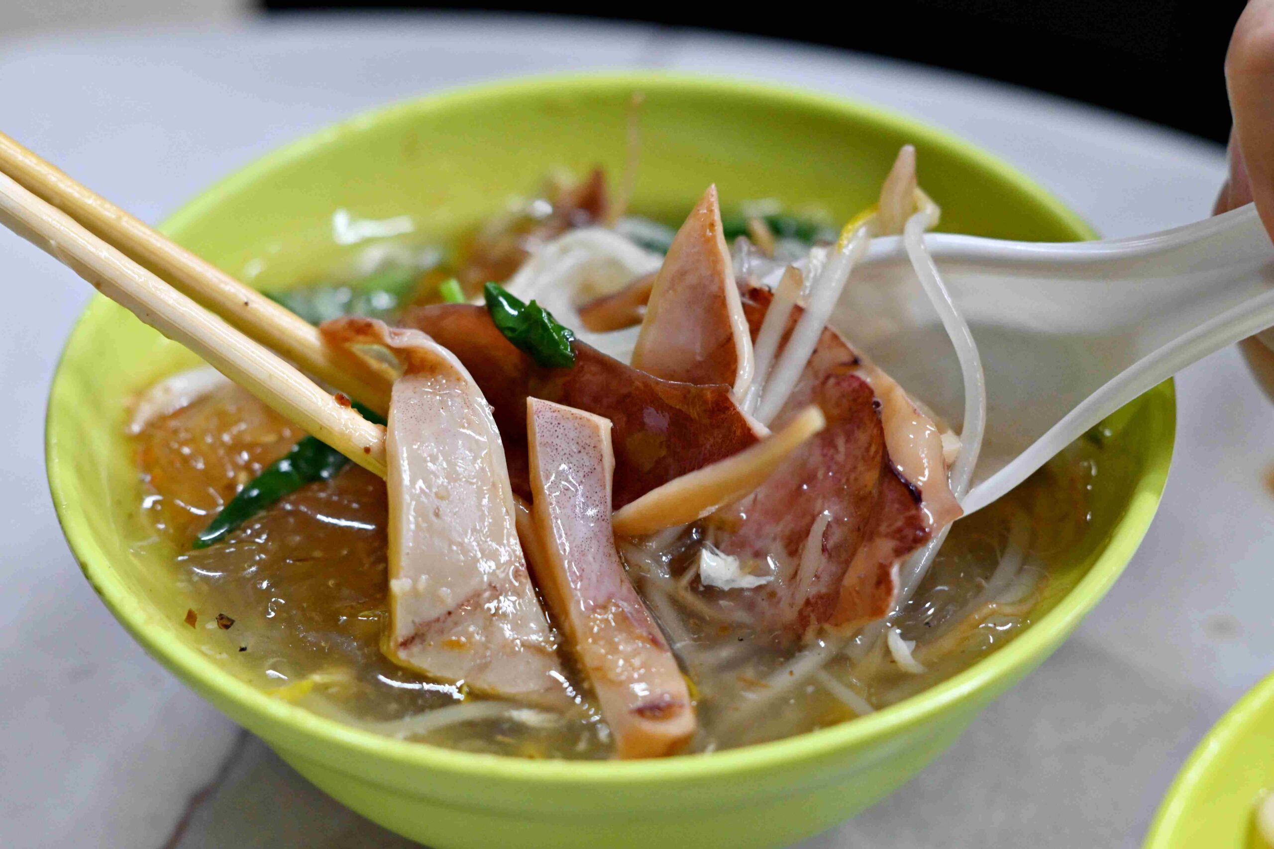 【西門美食】阿添羊肉羹魷魚羹，西門町40年庶民宵夜，站著吃才道地！(菜單) @厚片嘴角帶便當