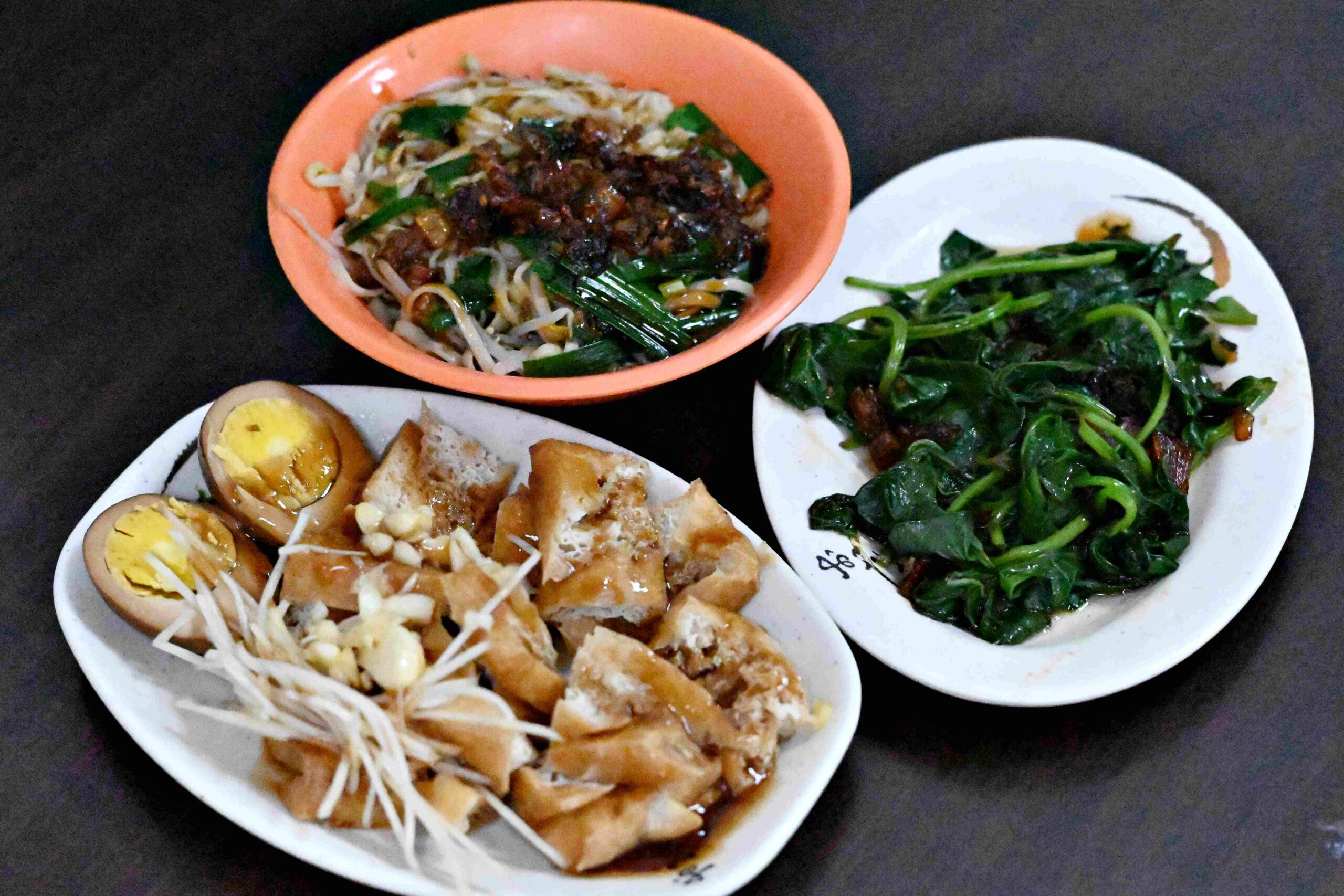 【新莊美食】《阿月意麵》新莊低調古早味！油蔥乾意麵香氣十足(菜單) @厚片嘴角帶便當