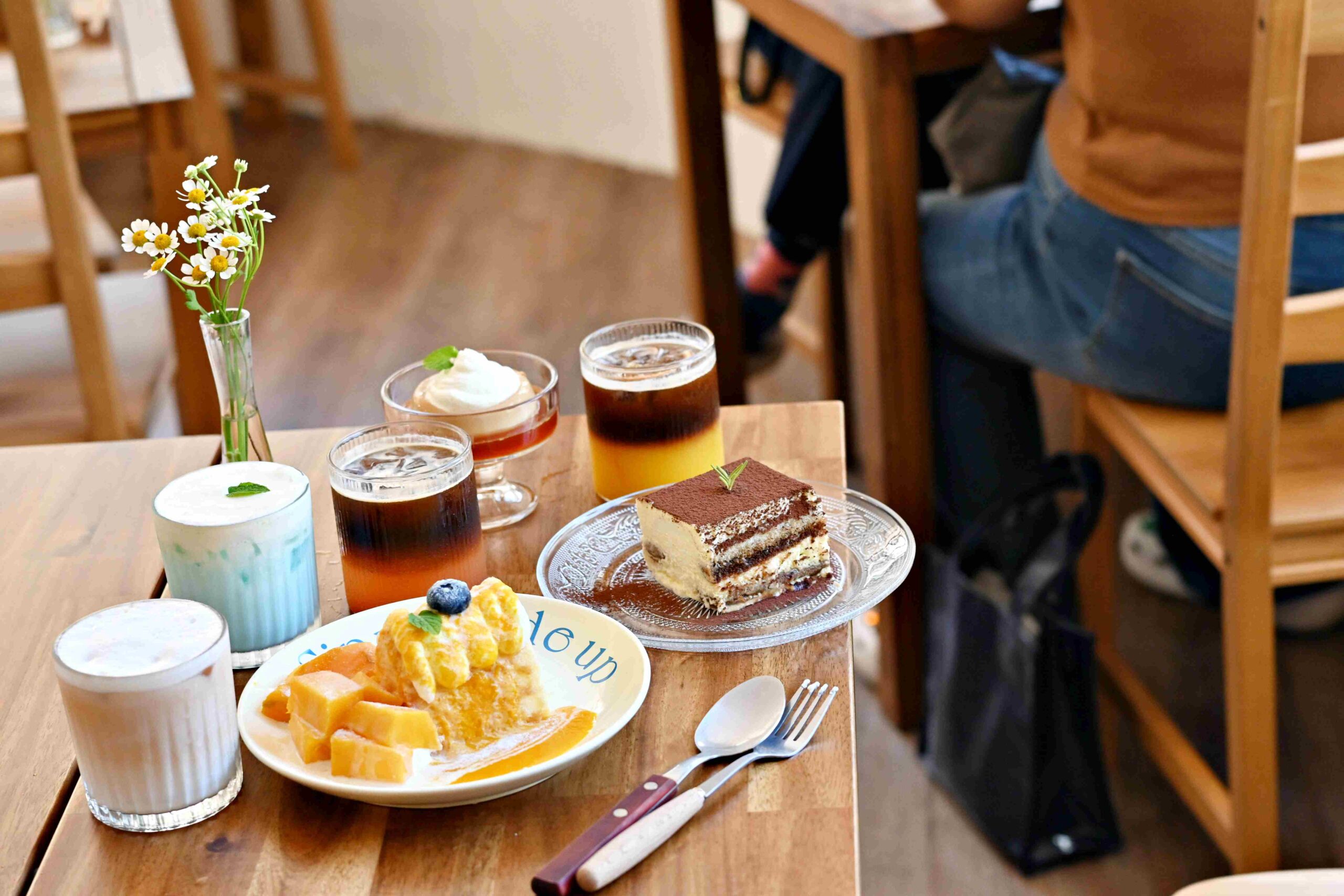 【新店美食】Butter Cake Café 奶油蛋糕咖啡廳，裝潢美、甜點超好吃(菜單) @厚片嘴角帶便當