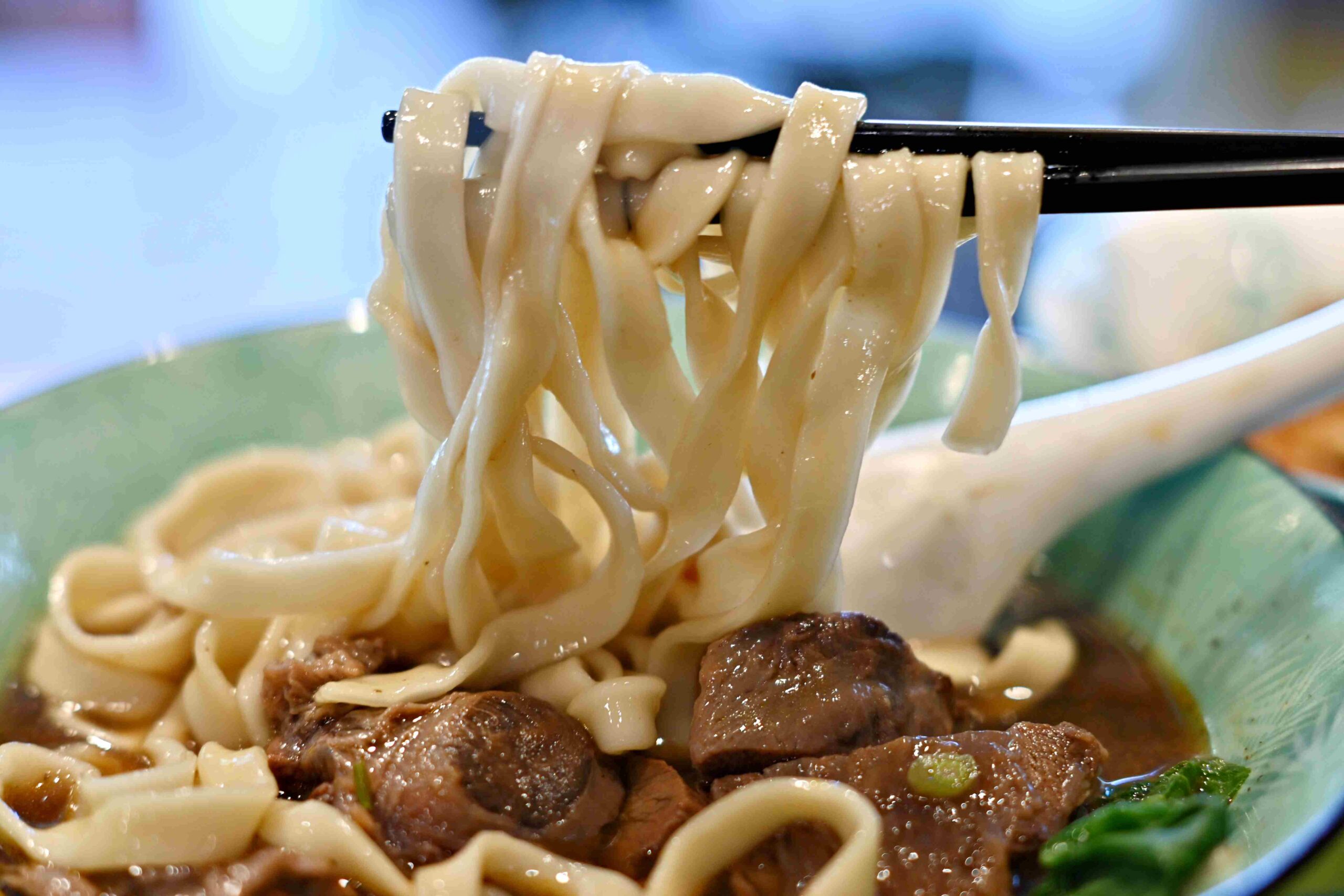 【新莊美食】丁古牛肉麵，牛肉超大塊湯頭甜，用心經營必吃(菜單) @厚片嘴角帶便當
