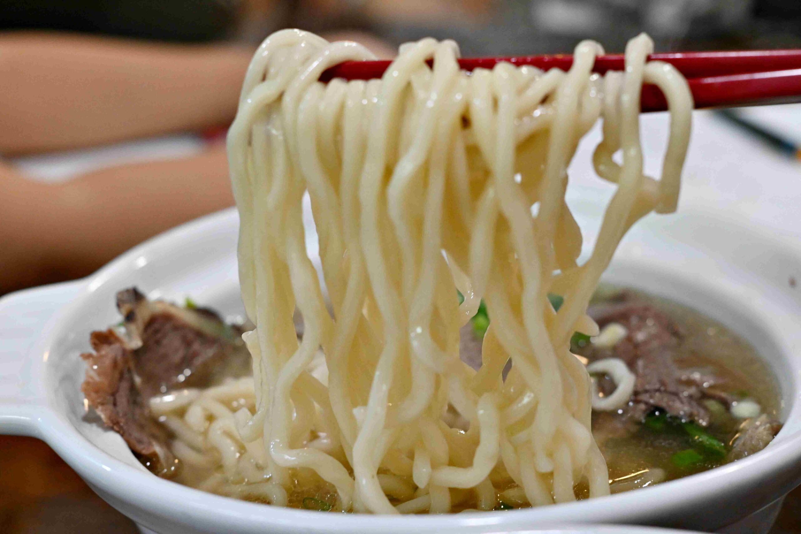 【國父紀念館美食】清真中國牛肉麵食館｜米其林連續推薦的魔力(菜單) @厚片嘴角帶便當