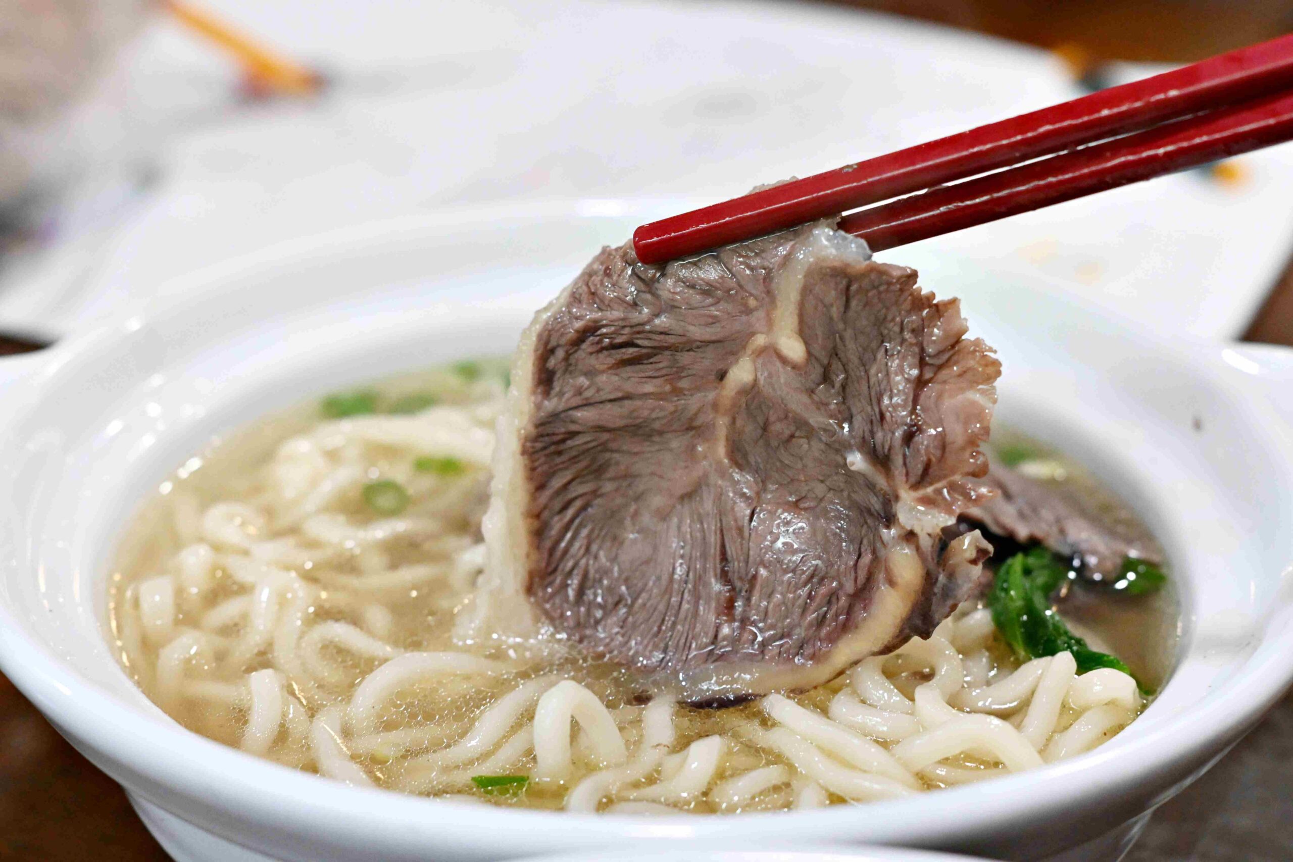 【國父紀念館美食】清真中國牛肉麵食館｜米其林連續推薦的魔力(菜單) @厚片嘴角帶便當