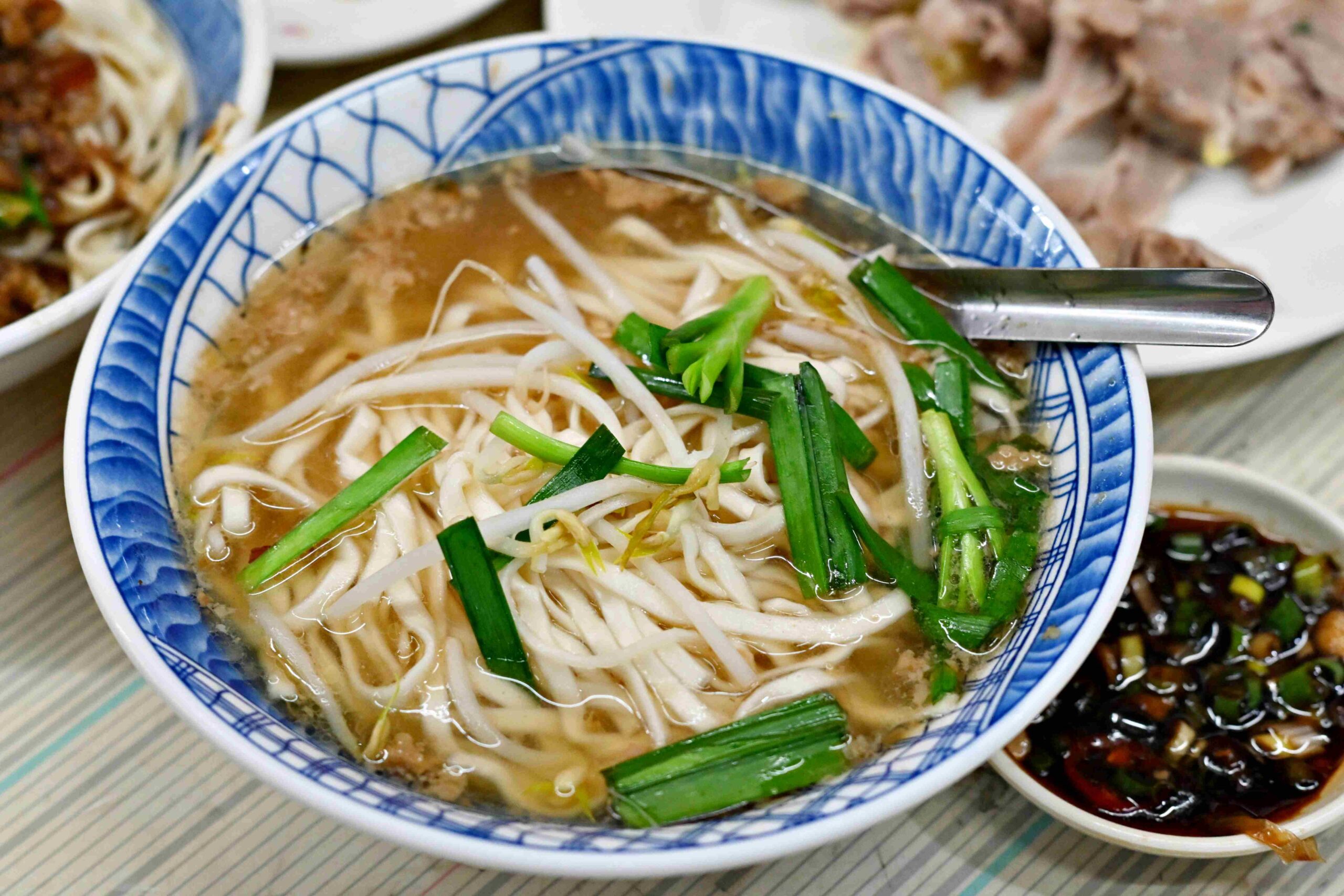 【三重美食】三兄弟麵攤：隱藏在大同北路巷弄的在地人麵店(菜單) @厚片嘴角帶便當