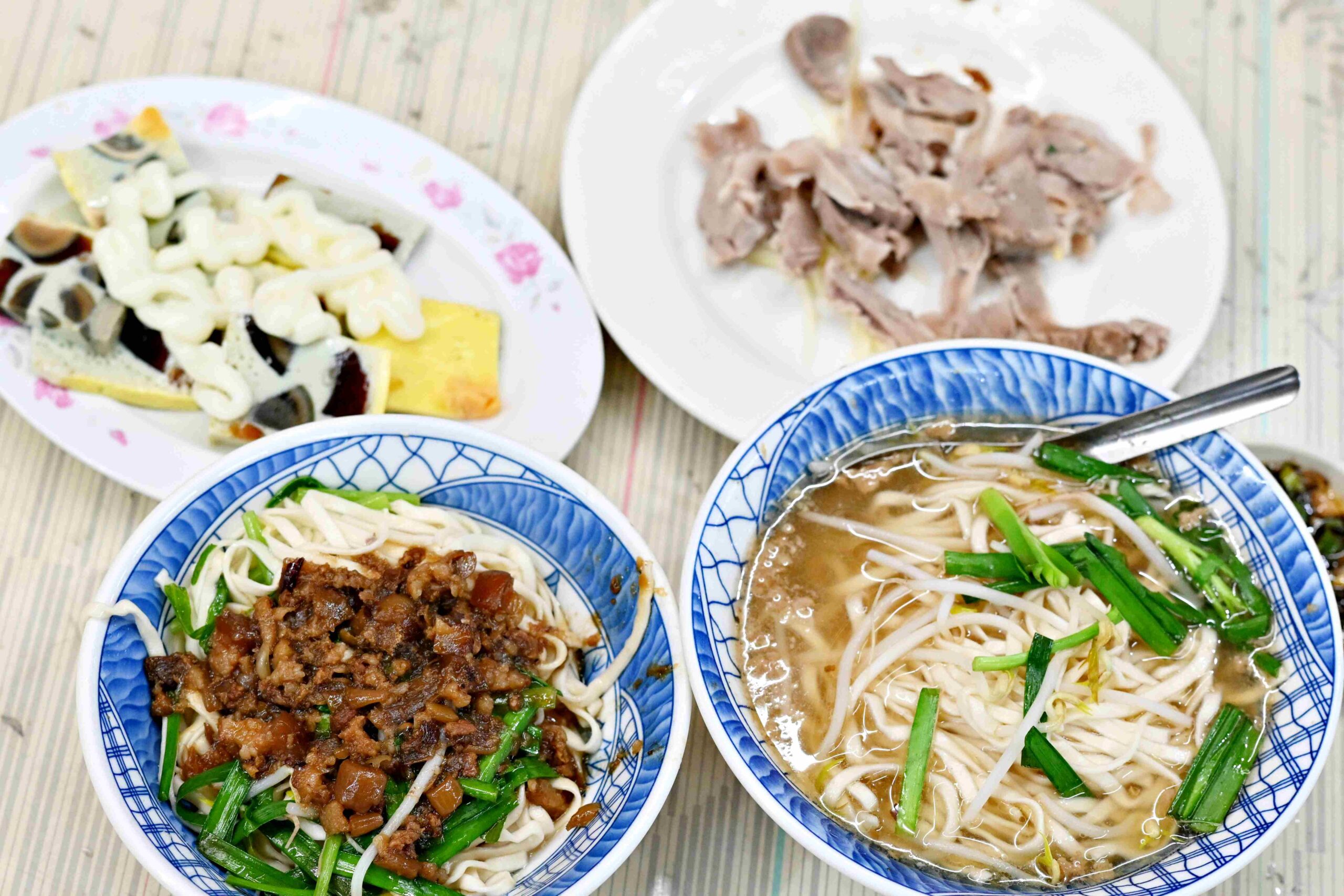 【三重美食】三兄弟麵攤：隱藏在大同北路巷弄的在地人麵店(菜單) @厚片嘴角帶便當