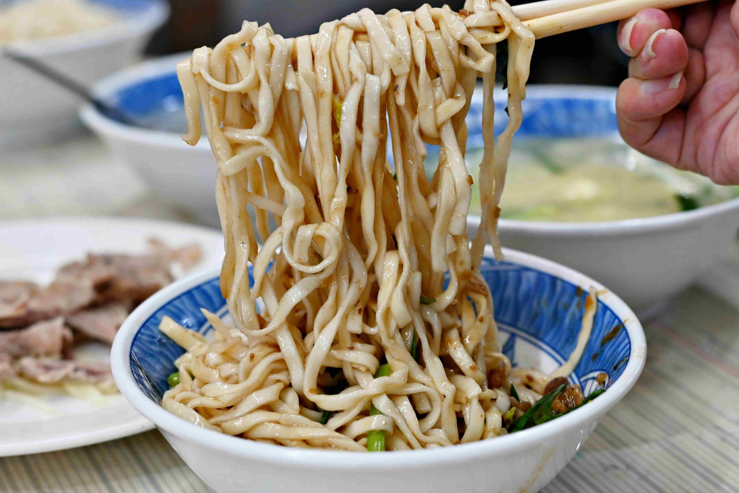 【板橋美食推薦】品都串燒攤人氣爆棚！每串25元起，銅板價狂吃超過癮 @厚片嘴角帶便當