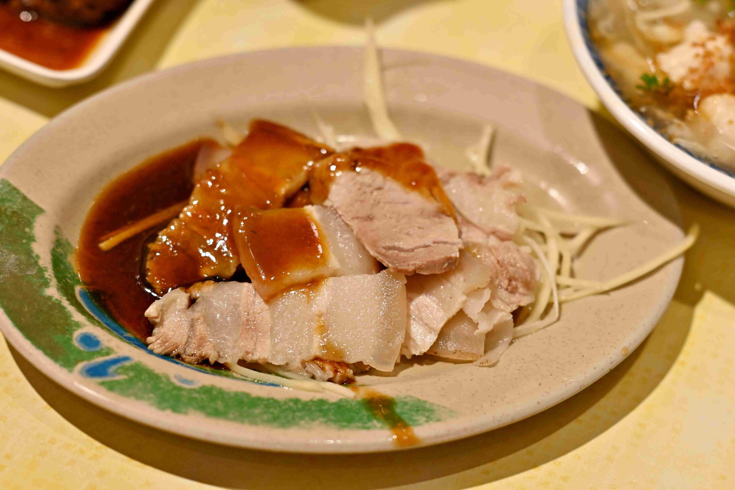 【三重美食】店小二魯肉飯，三重必比登推薦！在地人最愛(菜單) @厚片嘴角帶便當