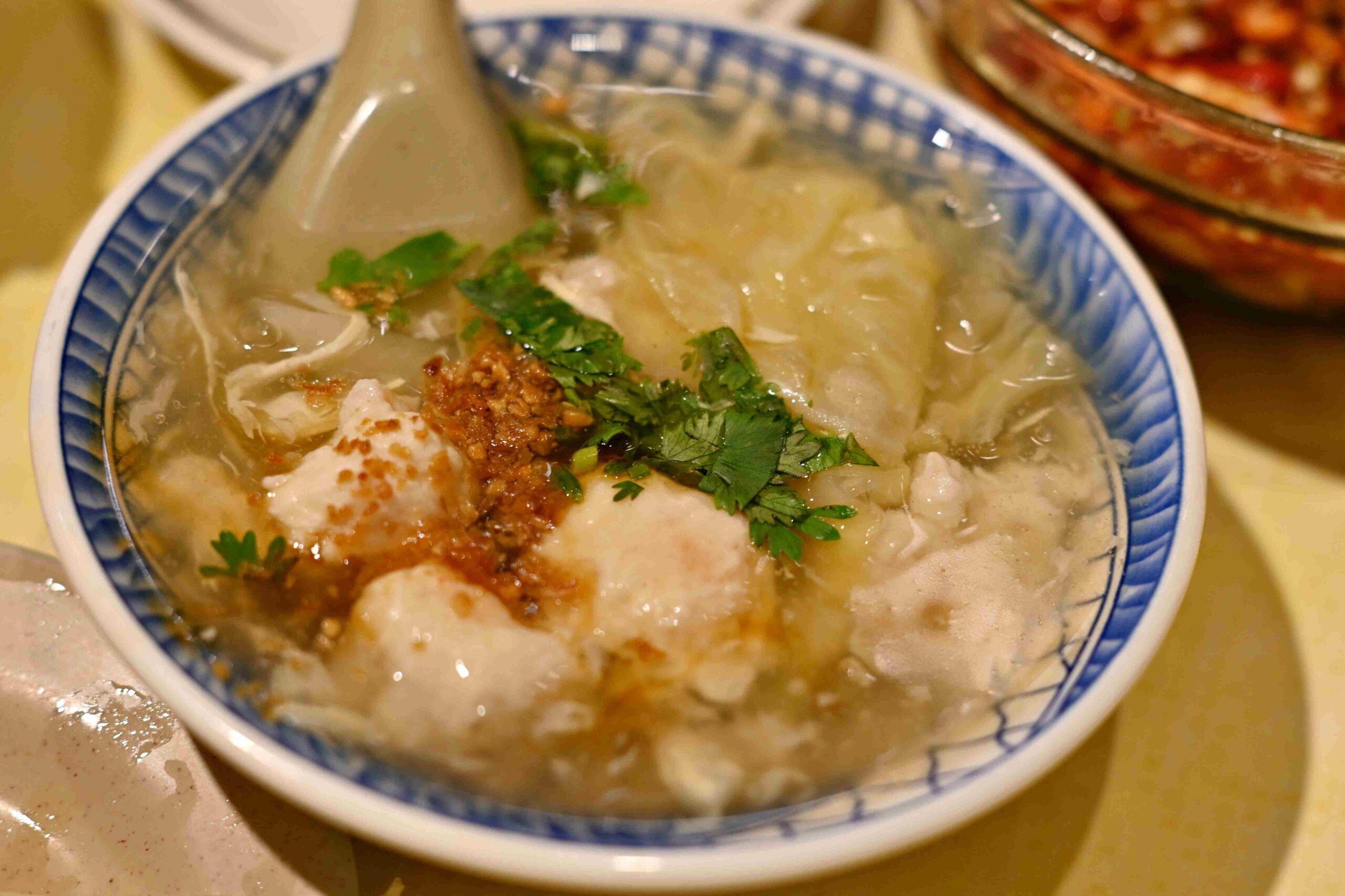 【三重美食】店小二魯肉飯，三重必比登推薦！在地人最愛(菜單) @厚片嘴角帶便當