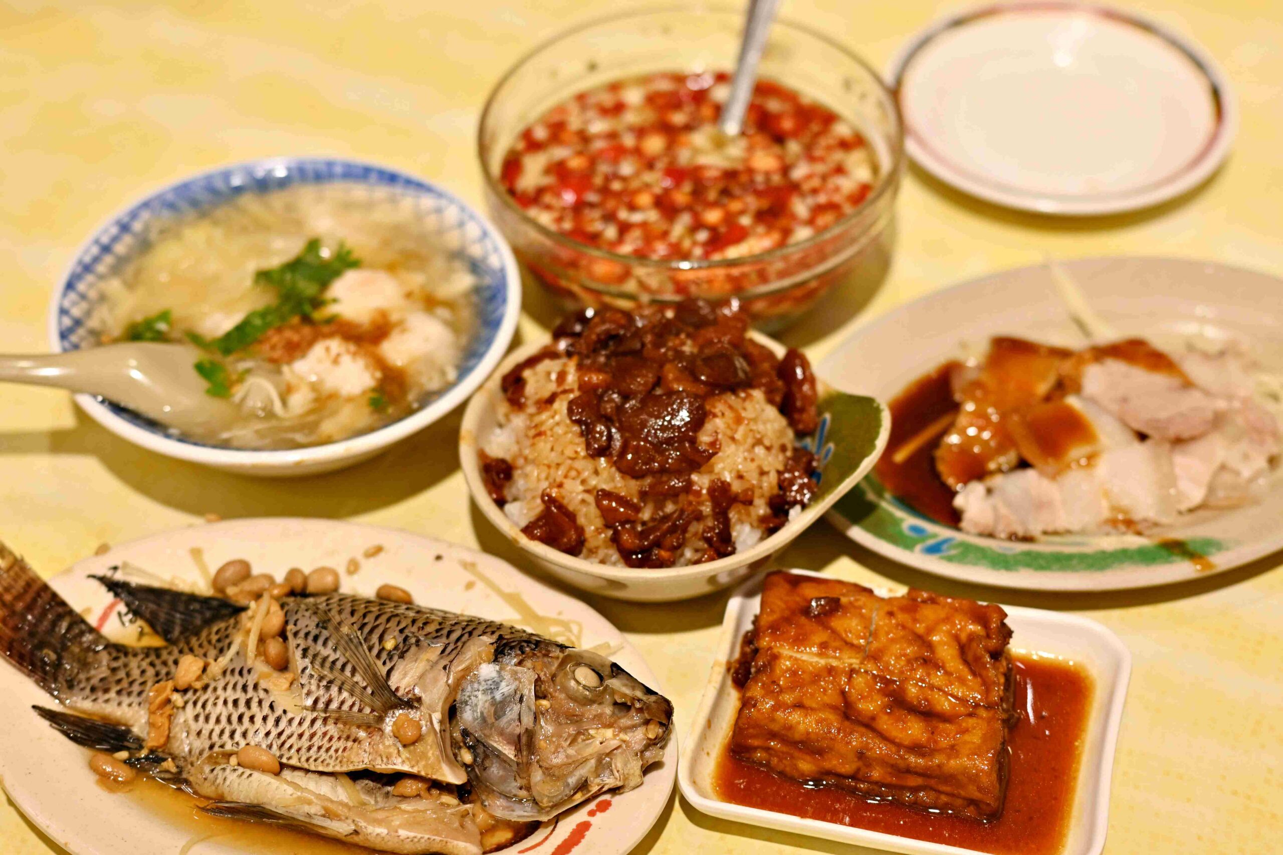 【三重美食】店小二魯肉飯，三重必比登推薦！在地人最愛(菜單) @厚片嘴角帶便當